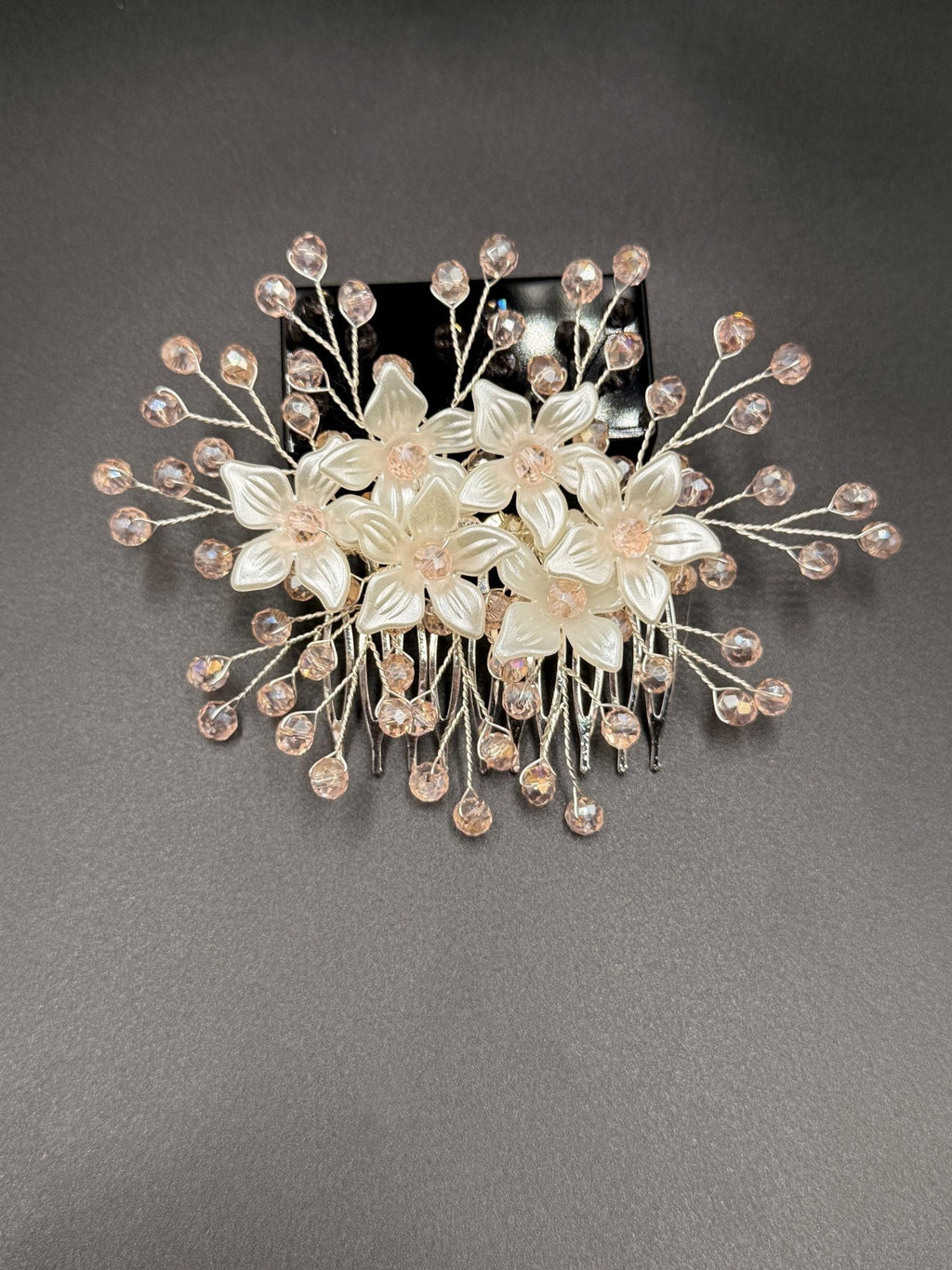 Floraler Haarkamm mit zartrosa Kristallen für Braut, Eleganter Hochzeit Haarschmuck mit Blumen - AVYRAA BRIDAL