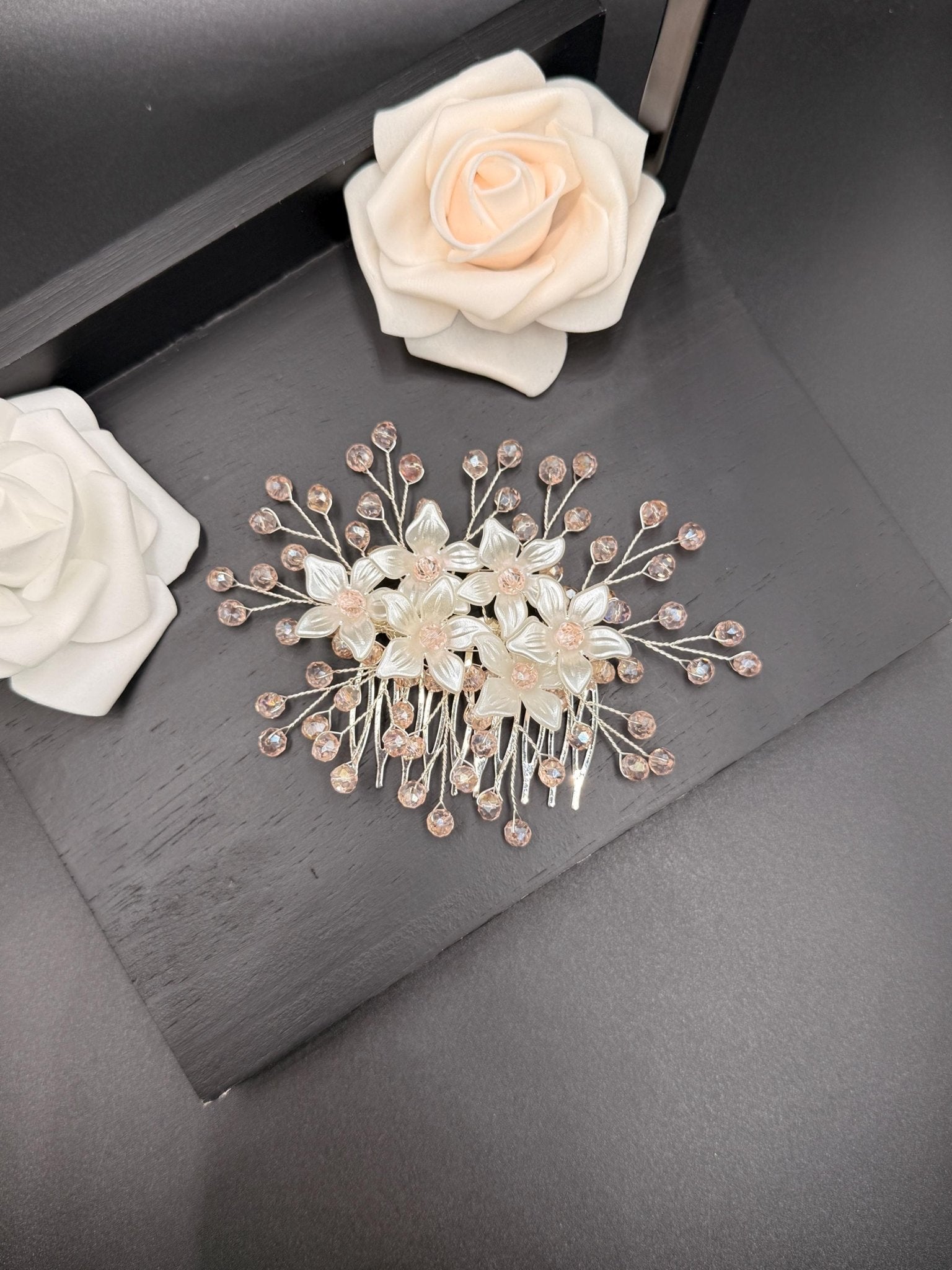 Floraler Haarkamm mit zartrosa Kristallen für Braut, Eleganter Hochzeit Haarschmuck mit Blumen - AVYRAA BRIDAL