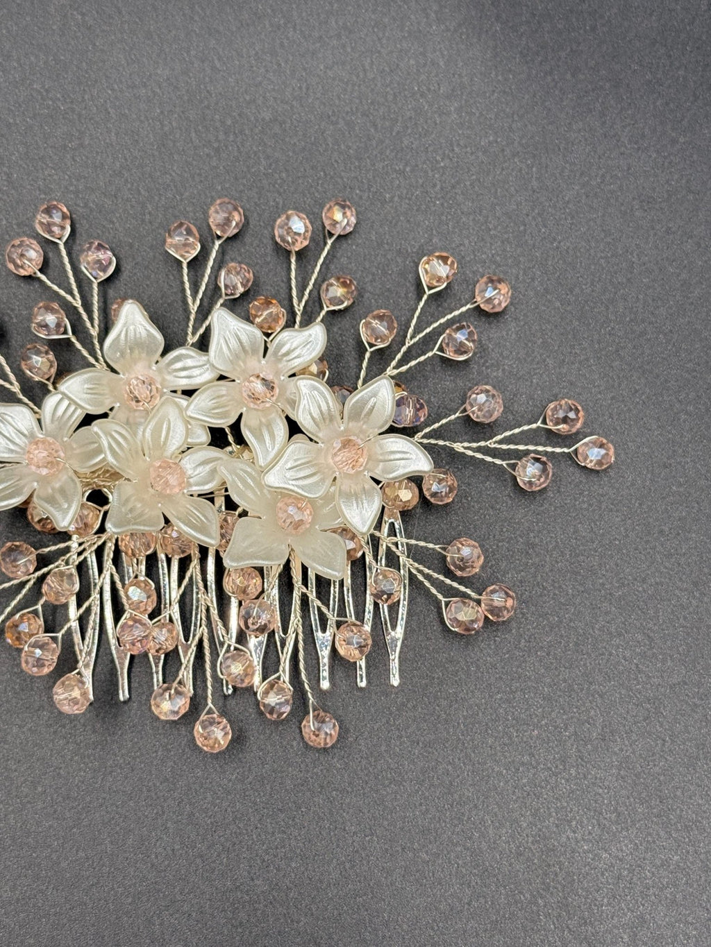 Floraler Haarkamm mit zartrosa Kristallen für Braut, Eleganter Hochzeit Haarschmuck mit Blumen - AVYRAA BRIDAL