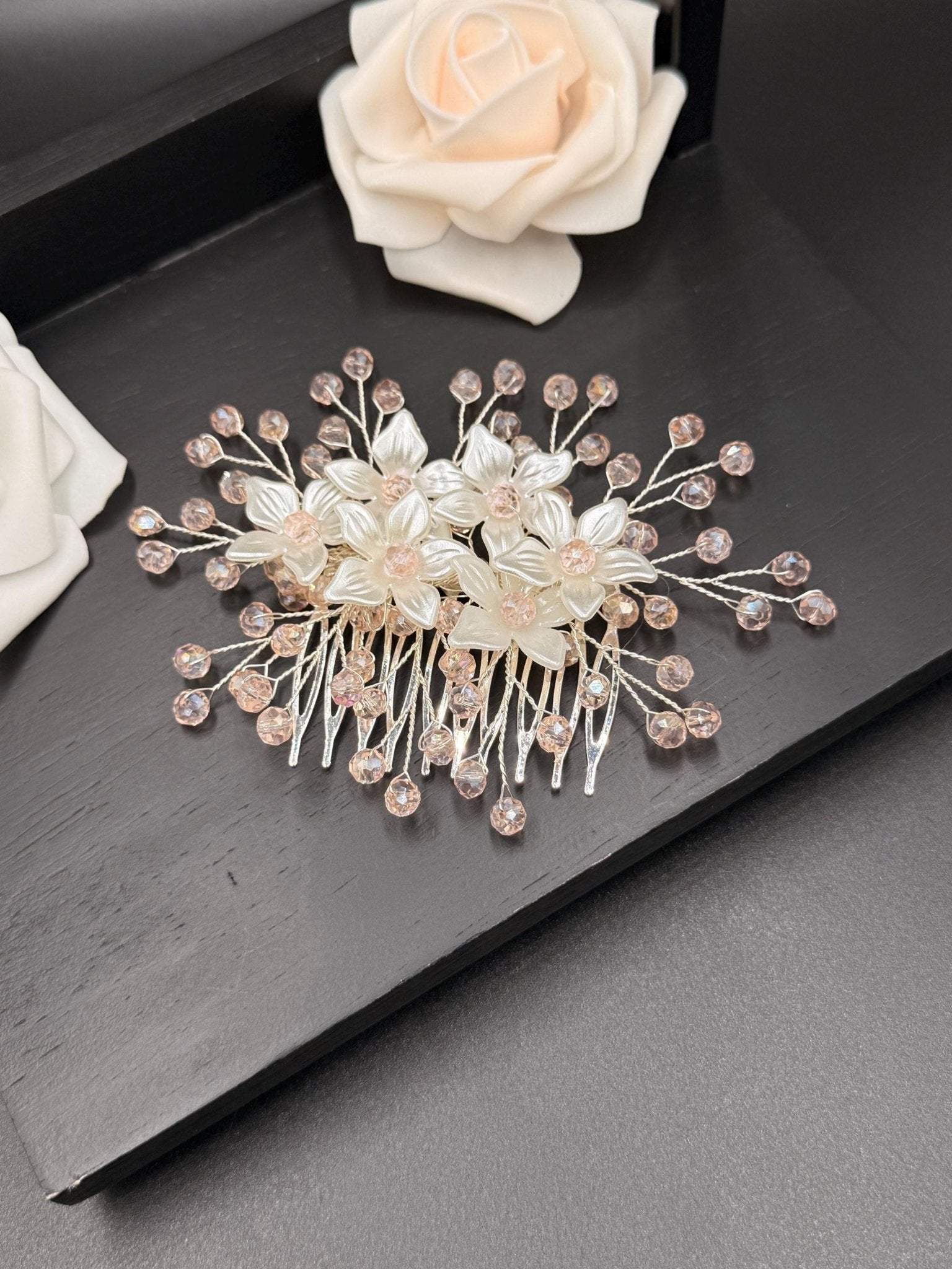 Floraler Haarkamm mit zartrosa Kristallen für Braut, Eleganter Hochzeit Haarschmuck mit Blumen - AVYRAA BRIDAL