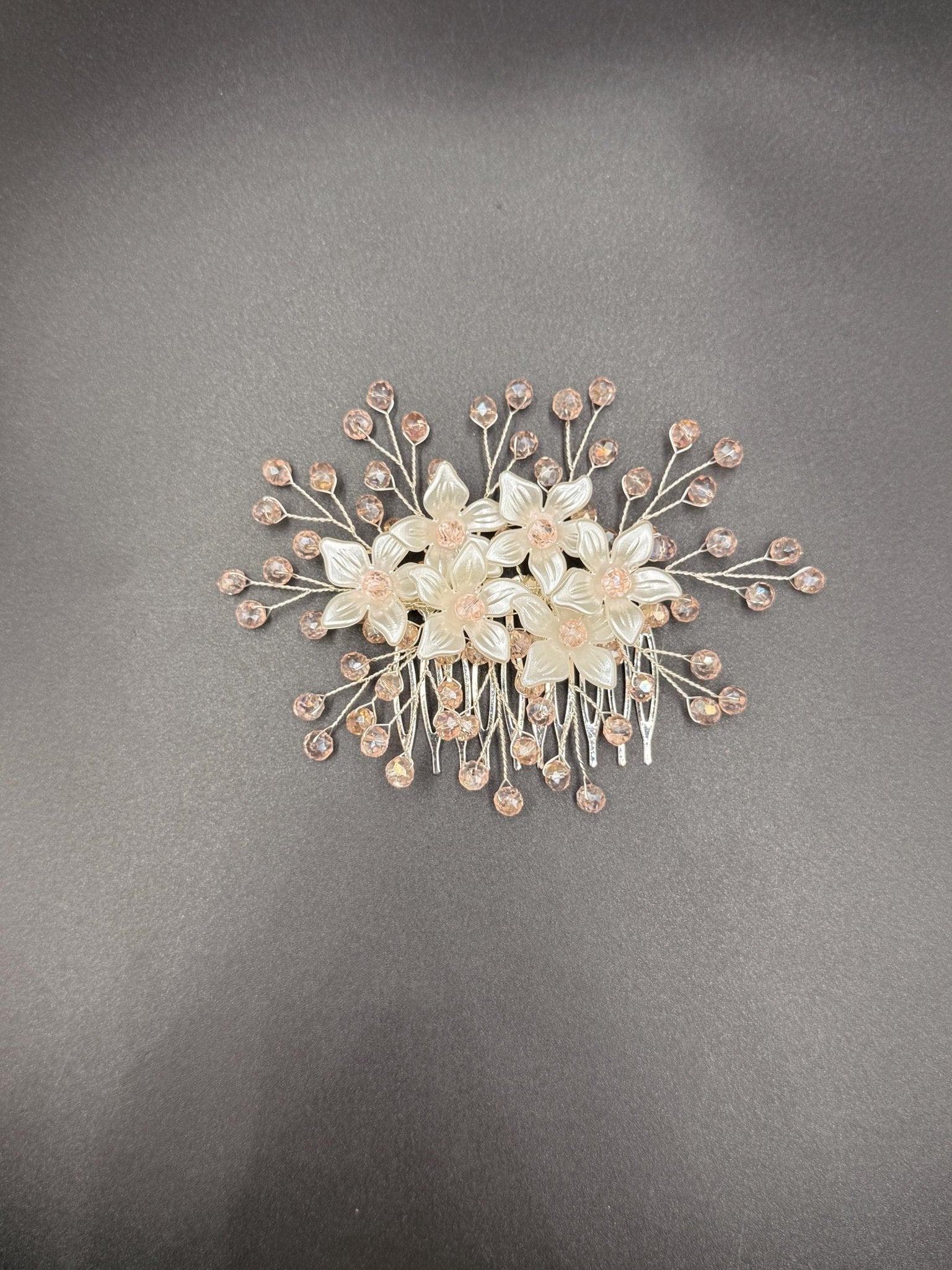Floraler Haarkamm mit zartrosa Kristallen für Braut, Eleganter Hochzeit Haarschmuck mit Blumen - AVYRAA BRIDAL