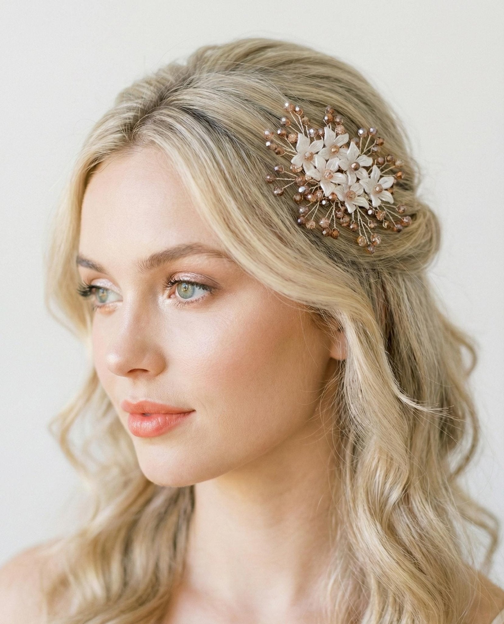 Floraler Kristall - Haarkamm in Champagner - Kupfer – Eleganter Brautschmuck für Hochzeit & festliche Anlässe - AVYRAA BRIDAL