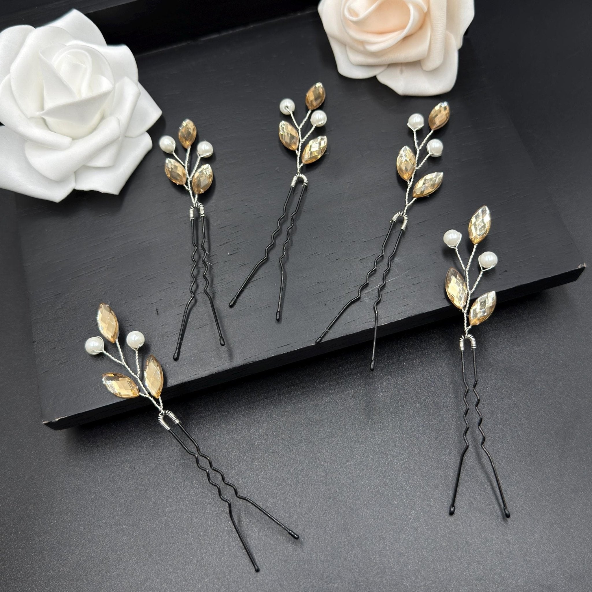 Goldene Haarpins mit Perlen und Tropfensteinen - AVYRAA BRIDAL