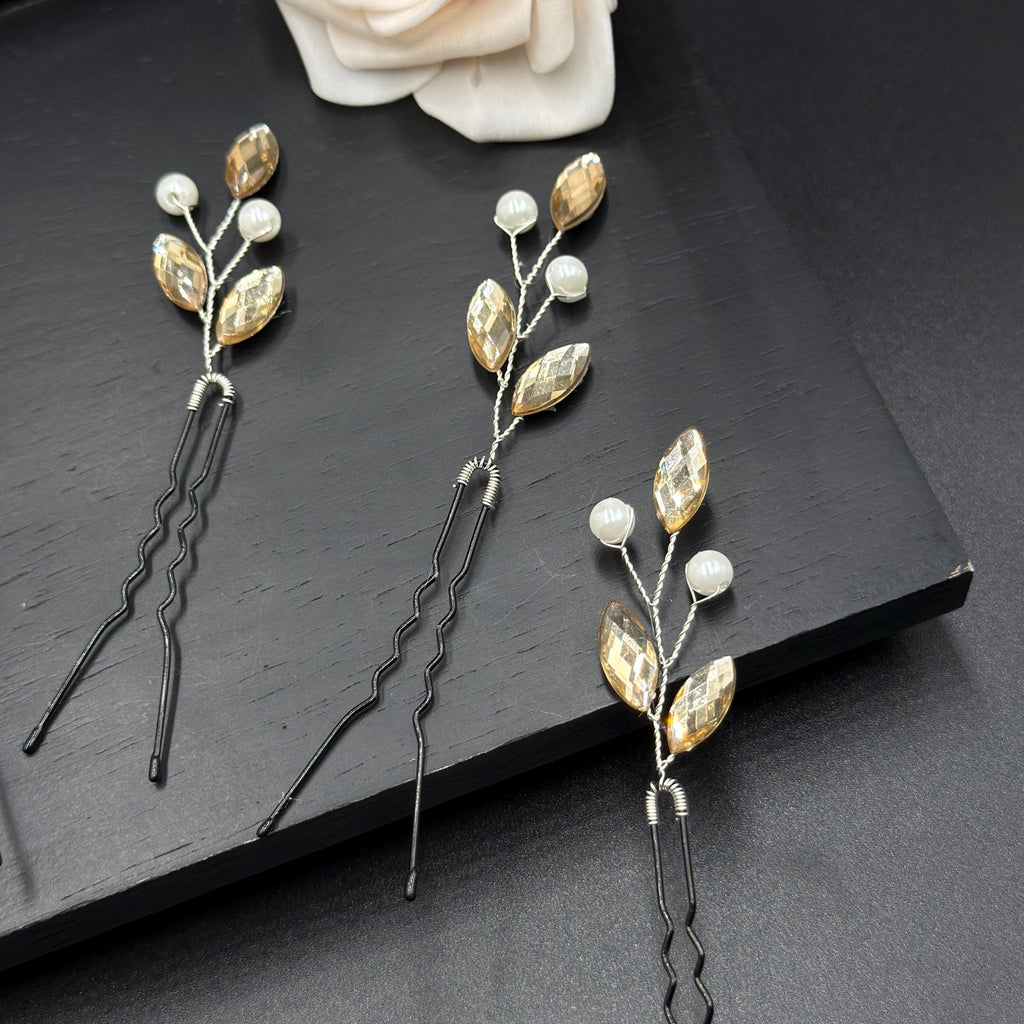 Goldene Haarpins mit Perlen und Tropfensteinen - AVYRAA BRIDAL