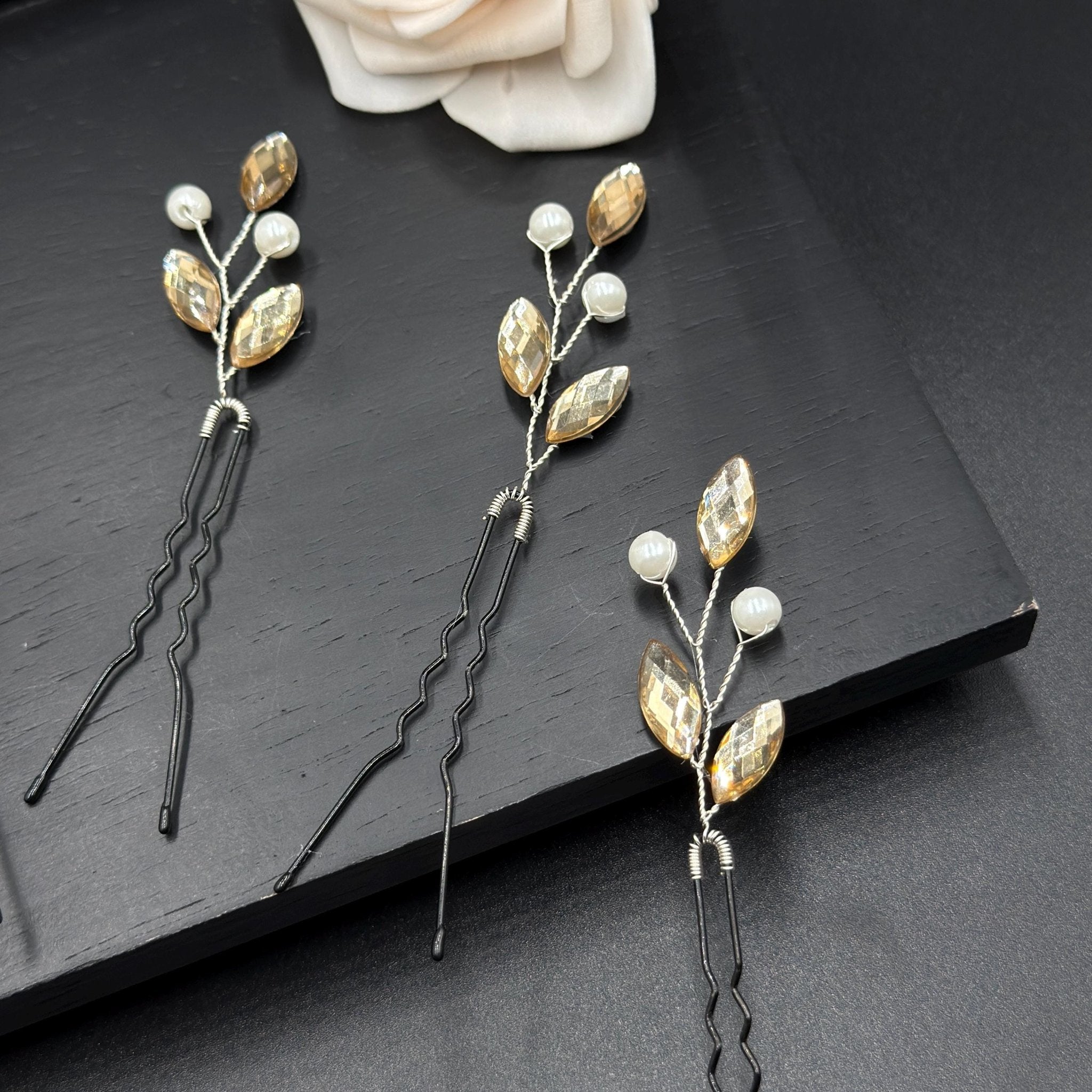 Goldene Haarpins mit Perlen und Tropfensteinen - AVYRAA BRIDAL