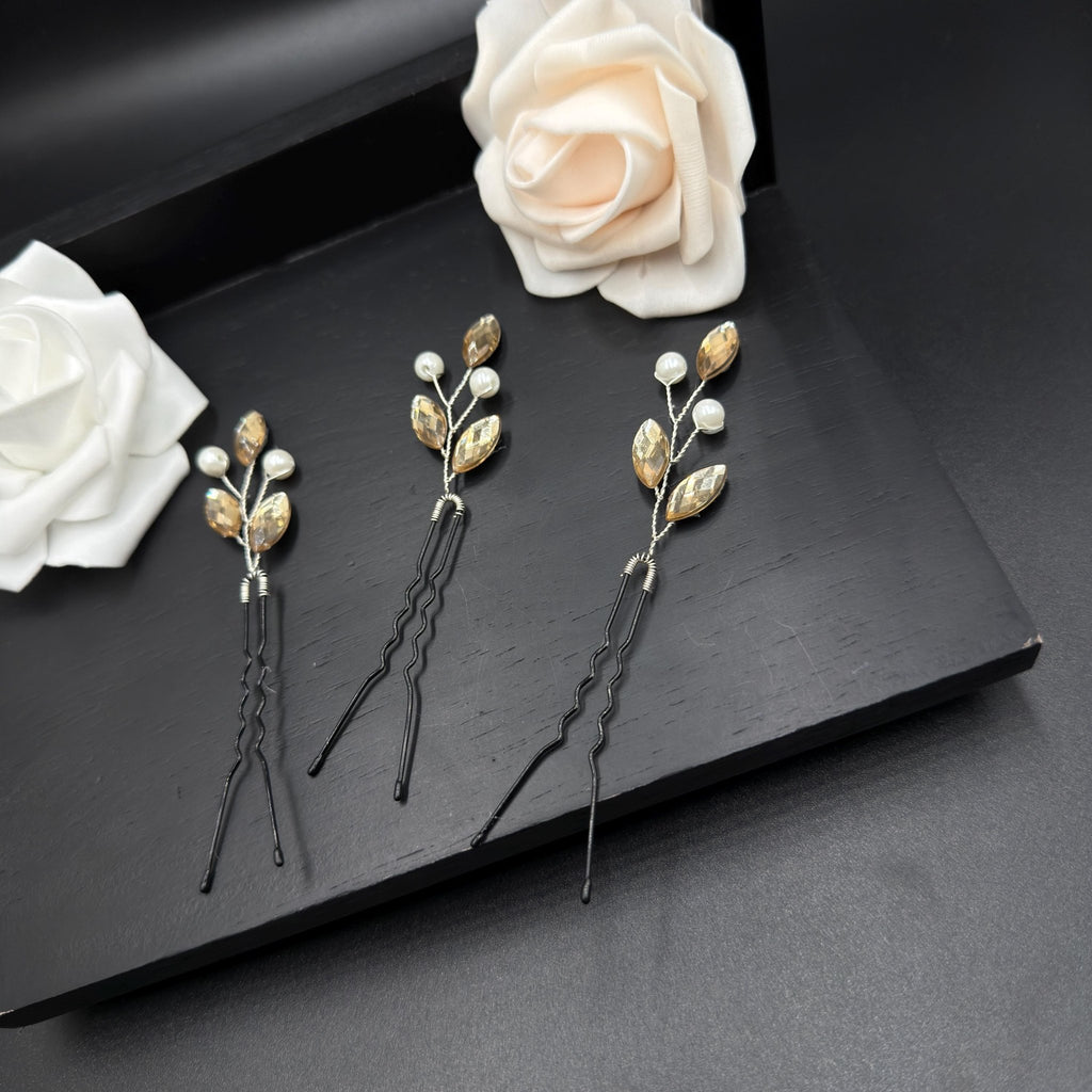 Goldene Haarpins mit Perlen und Tropfensteinen - AVYRAA BRIDAL