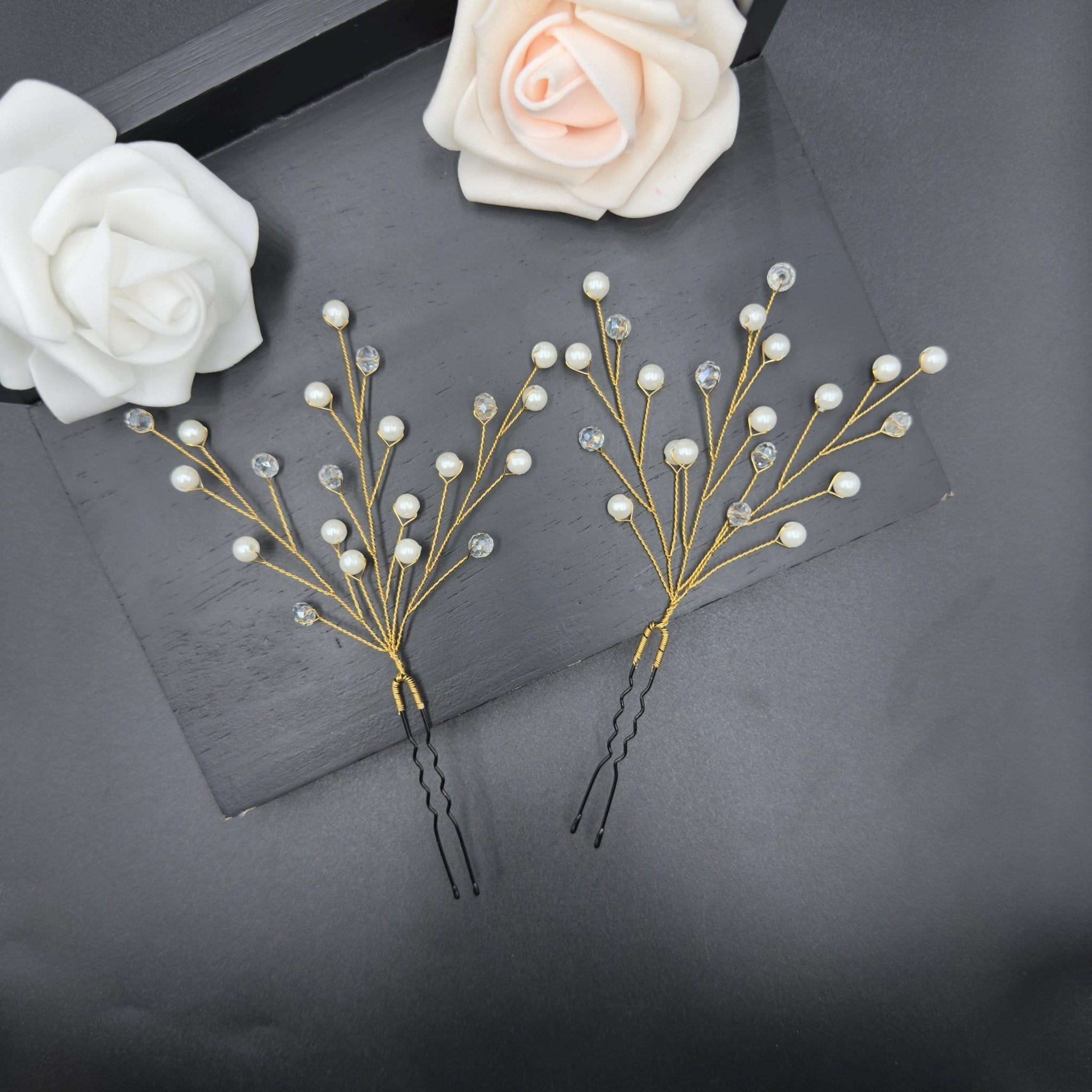 Goldene Perlen Haarnadeln mit zarten Blüten - AVYRAA BRIDAL