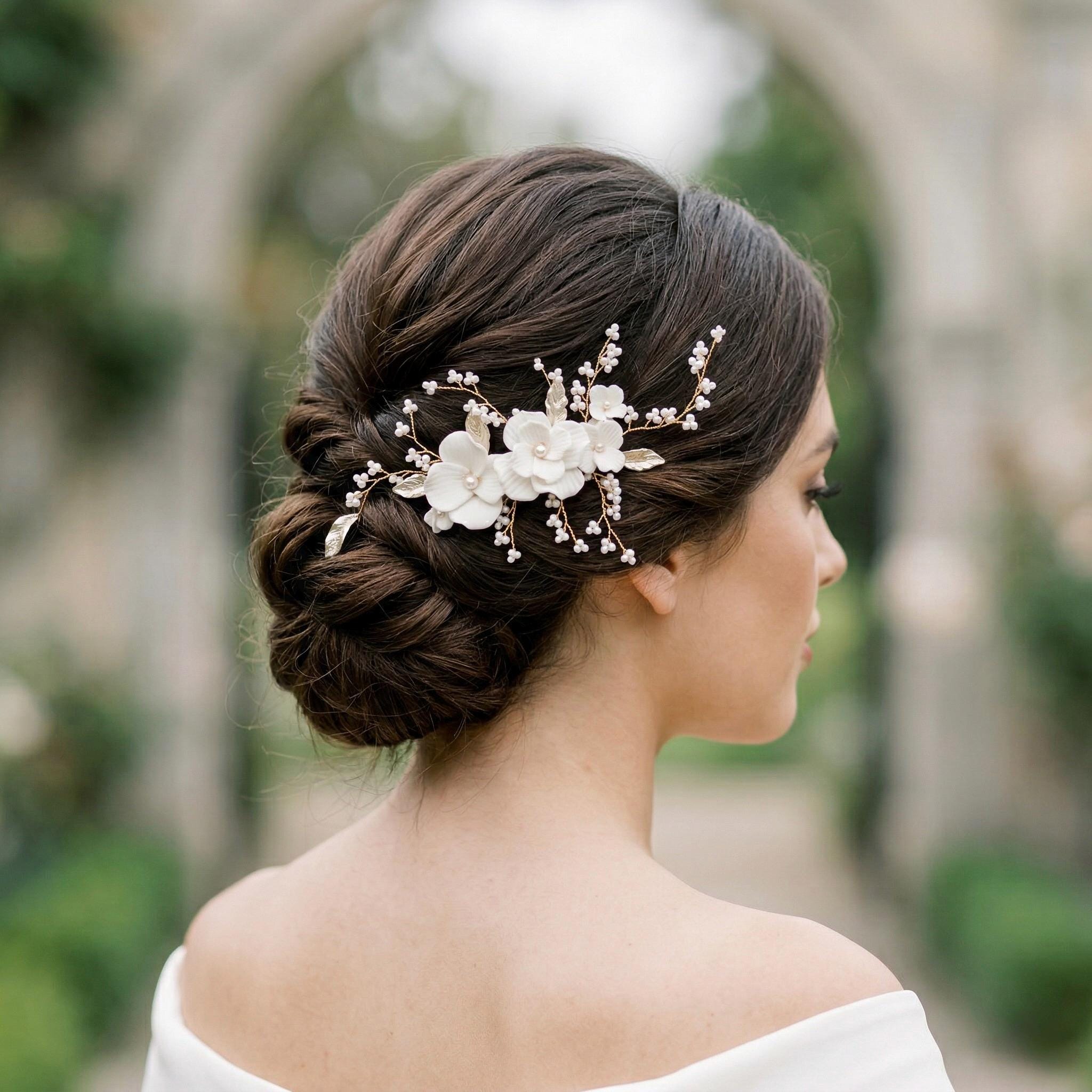 Goldener Blüten Haarkamm mit Perlen für Bräute - AVYRAA BRIDAL