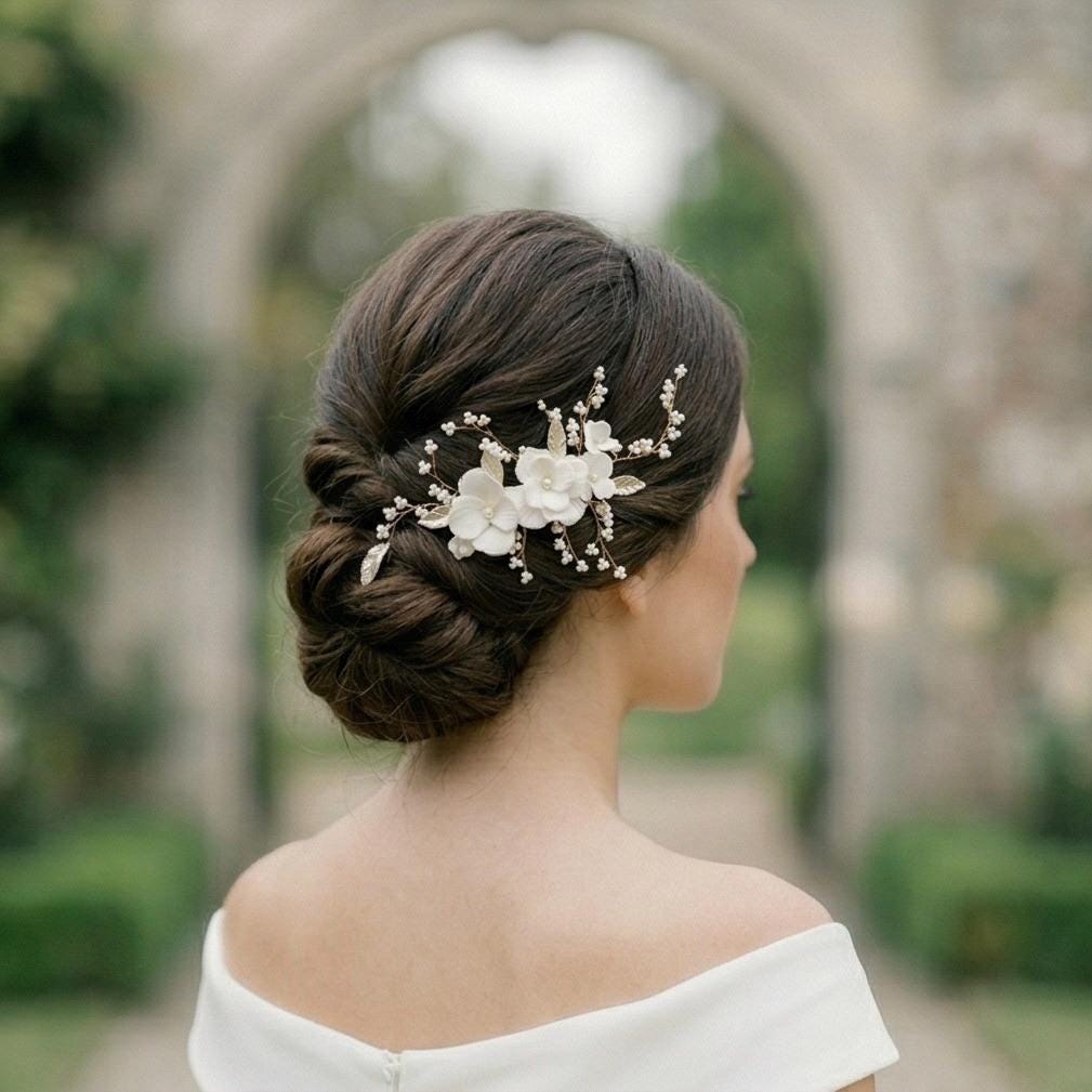 Goldener Blüten Haarkamm mit Perlen für Bräute - AVYRAA BRIDAL