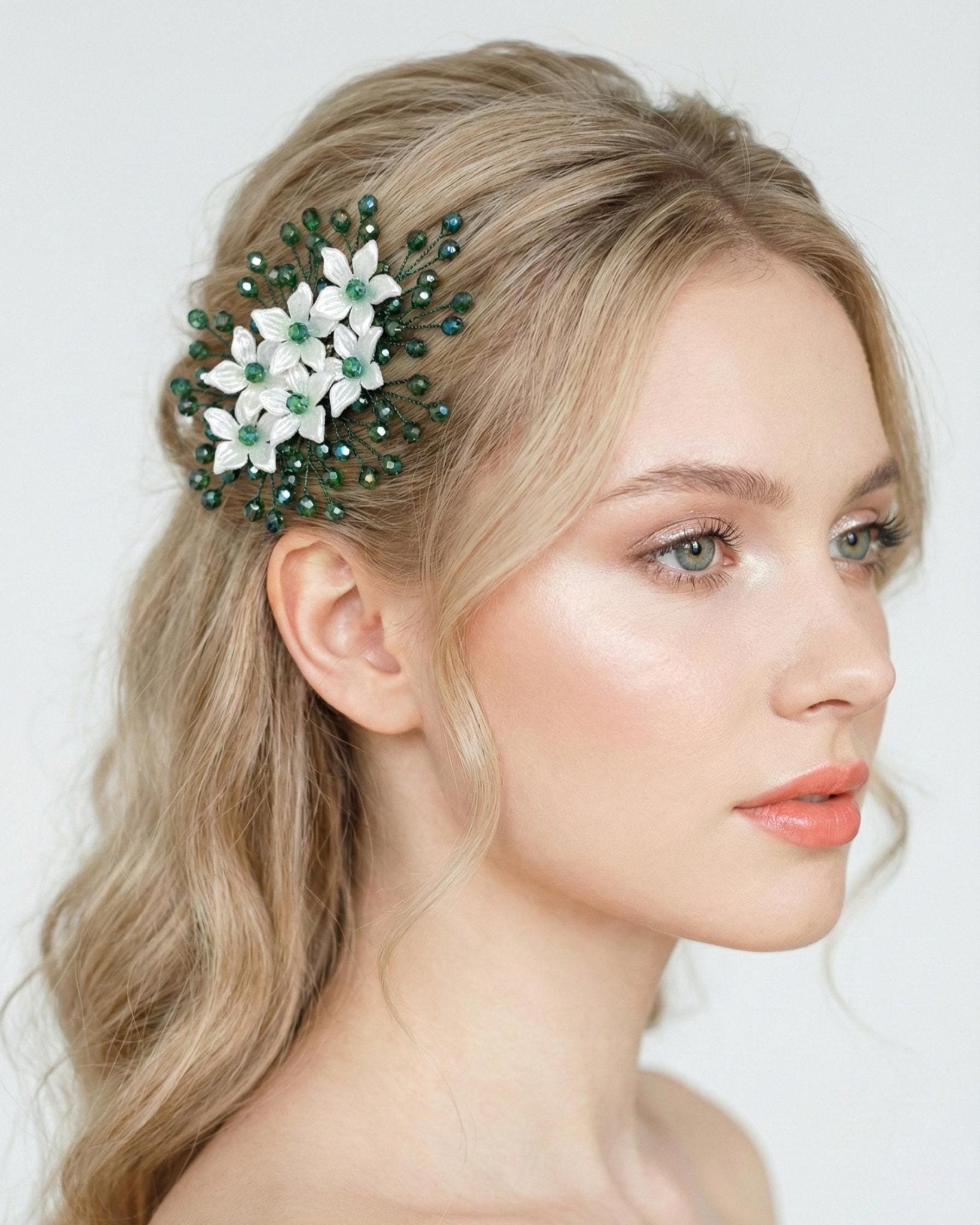 Grüner Blüten Haarkamm für Braut, Eleganter Hochzeit Haarschmuck mit Blumen und Kristallperlen - AVYRAA BRIDAL