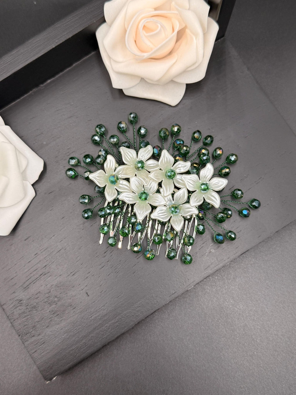 Grüner Blüten Haarkamm für Braut, Eleganter Hochzeit Haarschmuck mit Blumen und Kristallperlen - AVYRAA BRIDAL
