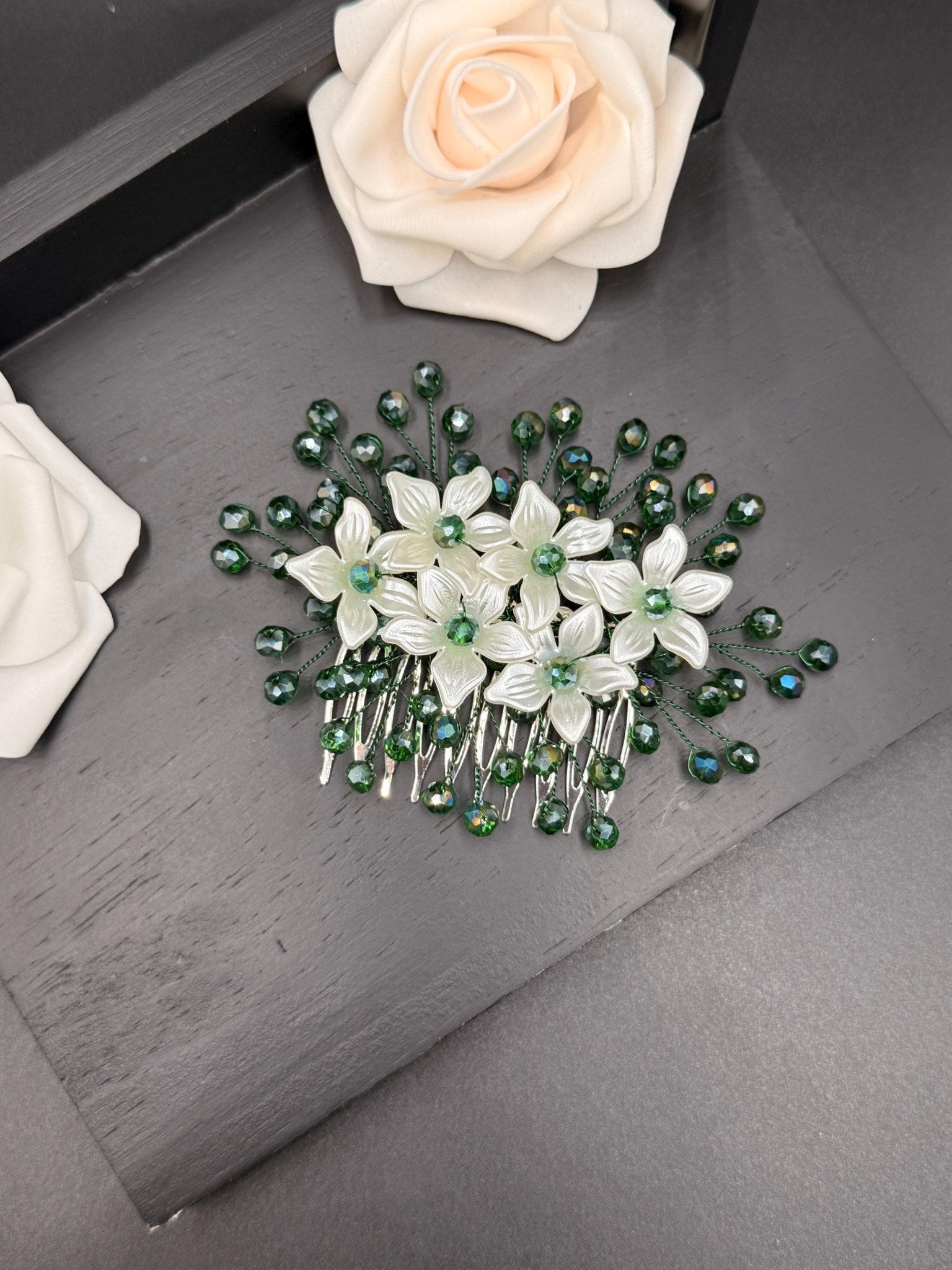 Grüner Blüten Haarkamm für Braut, Eleganter Hochzeit Haarschmuck mit Blumen und Kristallperlen - AVYRAA BRIDAL