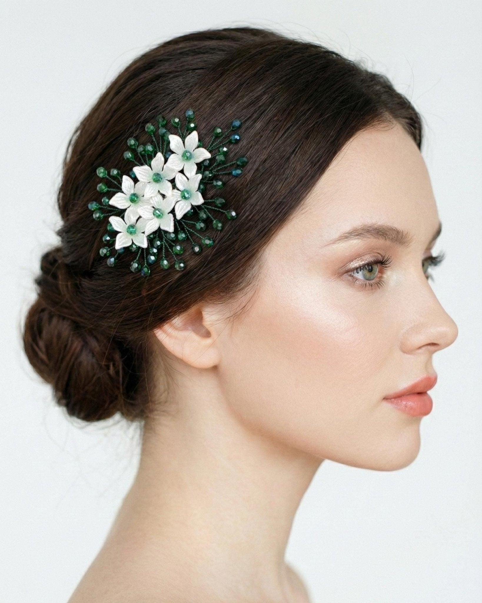 Grüner Blüten Haarkamm für Braut, Eleganter Hochzeit Haarschmuck mit Blumen und Kristallperlen - AVYRAA BRIDAL