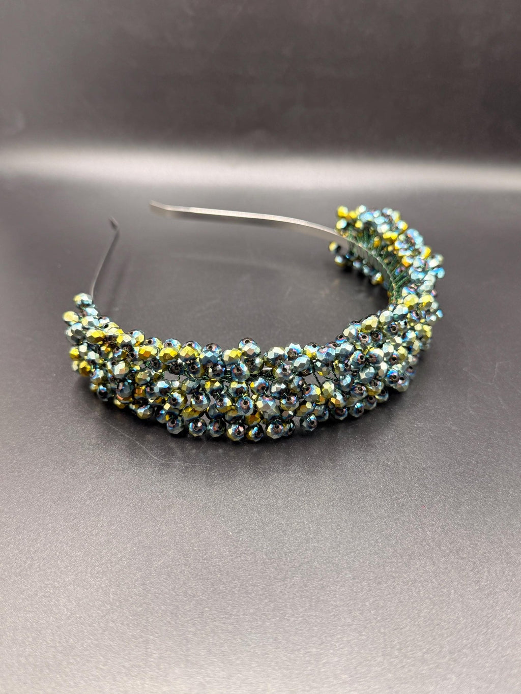 Grüner Braut Haarreif mit schillernden Kristallen – Handgefertigtes Kristall Diadem in Grün & Regenbogenfarben - AVYRAA BRIDAL