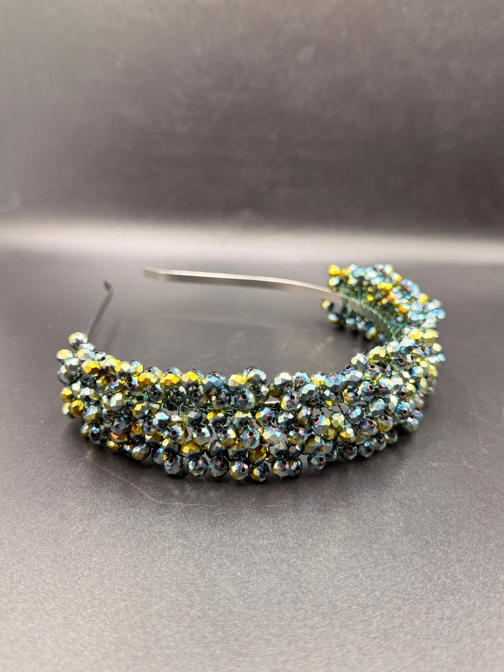 Grüner Braut Haarreif mit schillernden Kristallen – Handgefertigtes Kristall Diadem in Grün & Regenbogenfarben - AVYRAA BRIDAL