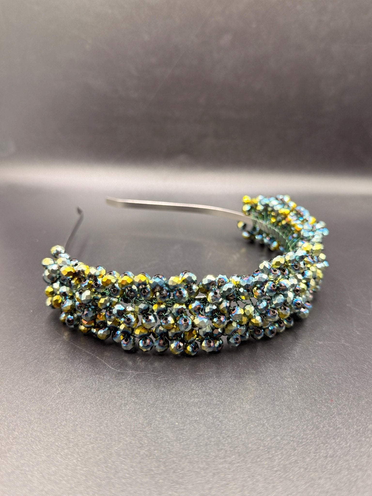 Grüner Braut Haarreif mit schillernden Kristallen – Handgefertigtes Kristall Diadem in Grün & Regenbogenfarben - AVYRAA BRIDAL