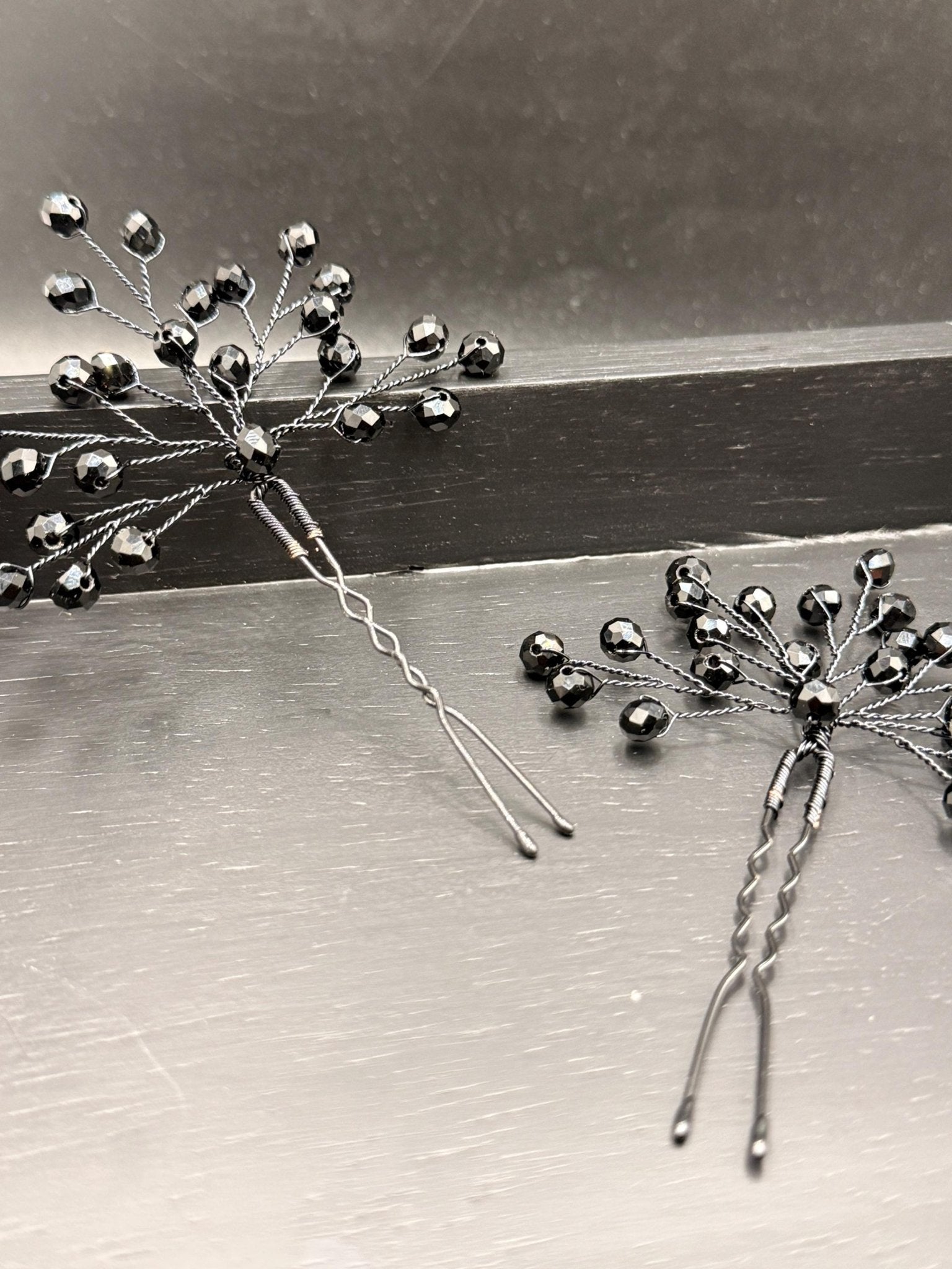 Haarnadeln mit schwarzen Kristallen – Elegante Haarpins aus schwarzem Draht, Handgemacht für Hochsteckfrisuren - AVYRAA BRIDAL