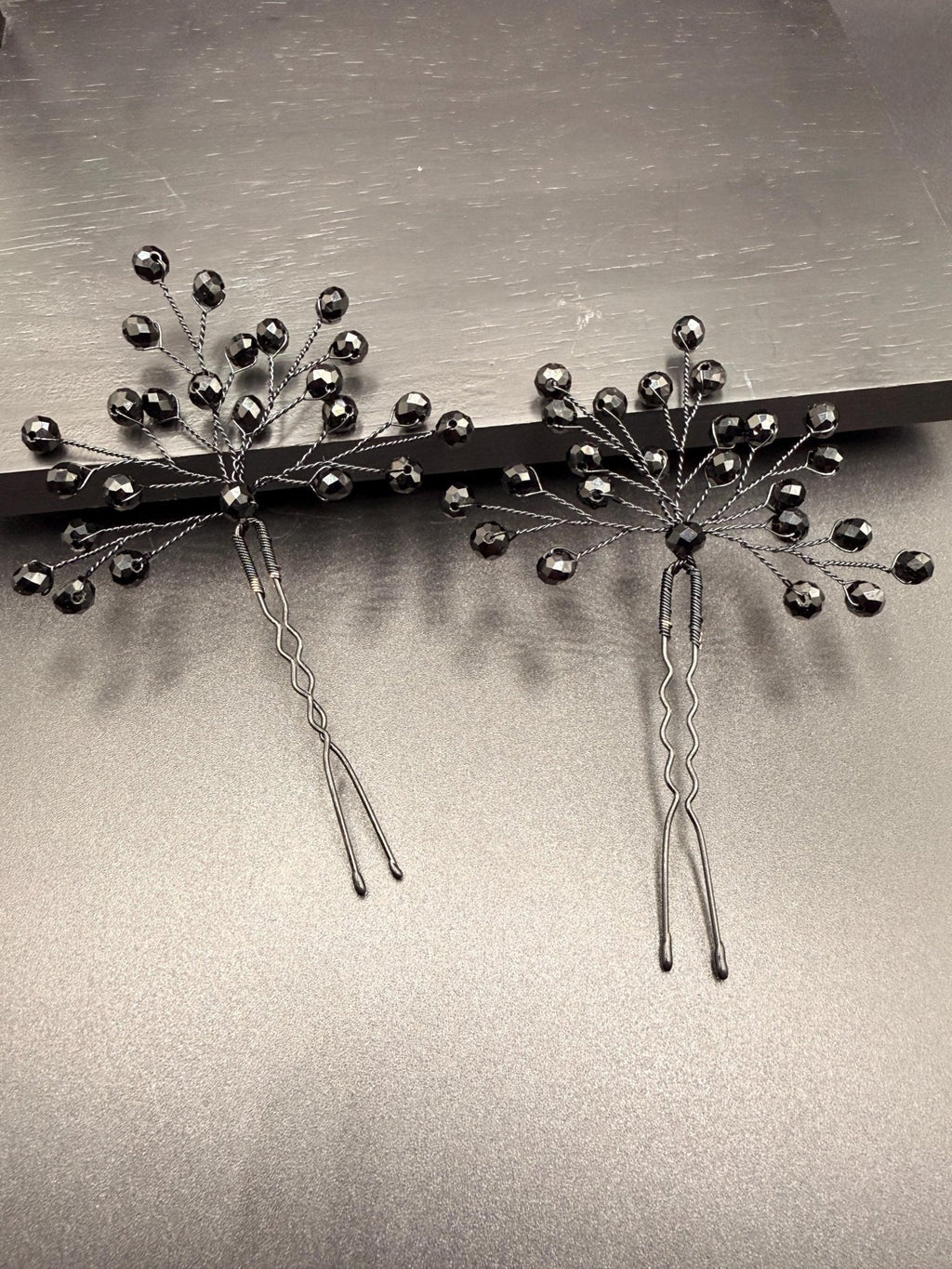 Haarnadeln mit schwarzen Kristallen – Elegante Haarpins aus schwarzem Draht, Handgemacht für Hochsteckfrisuren - AVYRAA BRIDAL