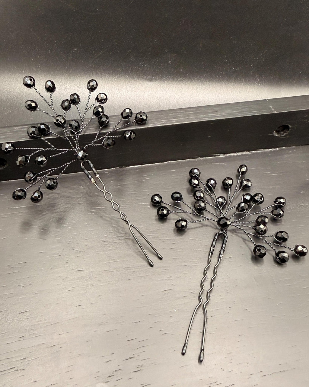 Haarnadeln mit schwarzen Kristallen – Elegante Haarpins aus schwarzem Draht, Handgemacht für Hochsteckfrisuren - AVYRAA BRIDAL