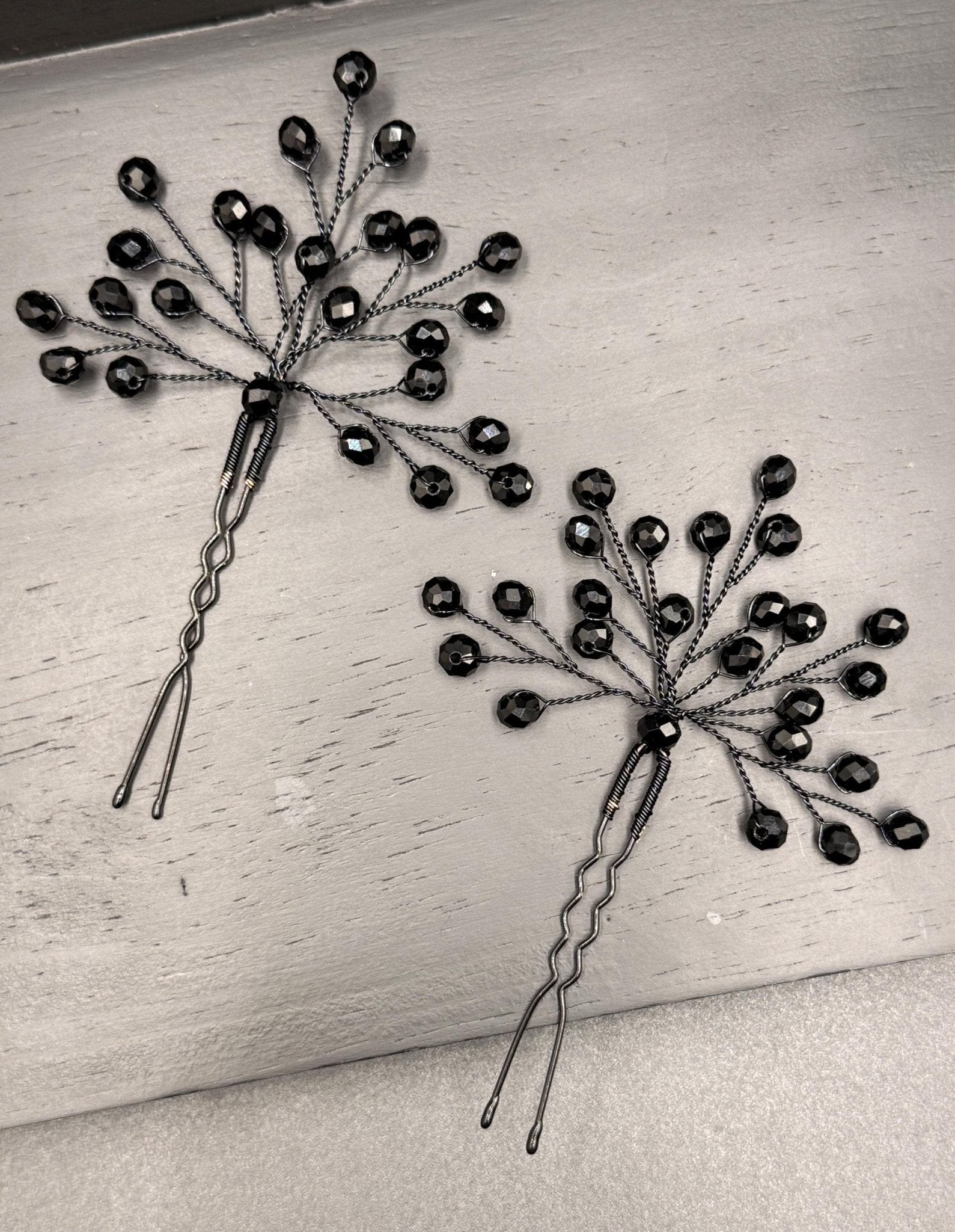 Haarnadeln mit schwarzen Kristallen – Elegante Haarpins aus schwarzem Draht, Handgemacht für Hochsteckfrisuren - AVYRAA BRIDAL