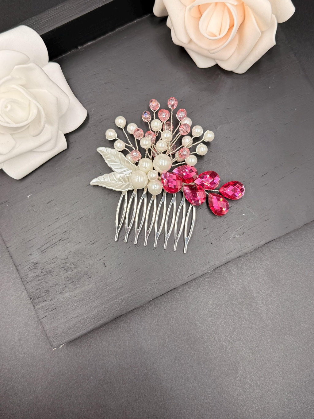 Haarspange mit Perlen, rosafarbenen Kristallen und Blättern – elegant & romantisch - AVYRAA BRIDAL