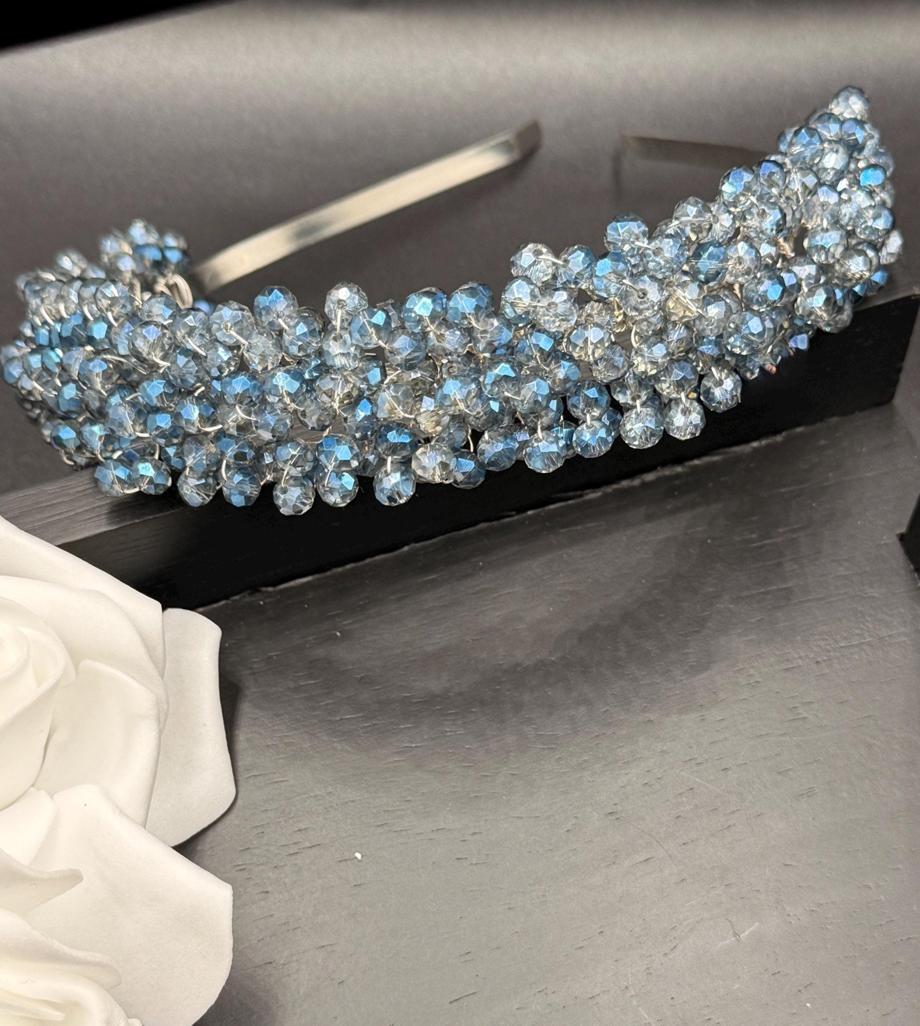 Handgefertigte Braut Tiara mit Eisblauen Kristallen – Zarter Hochzeit Haarreif - AVYRAA BRIDAL