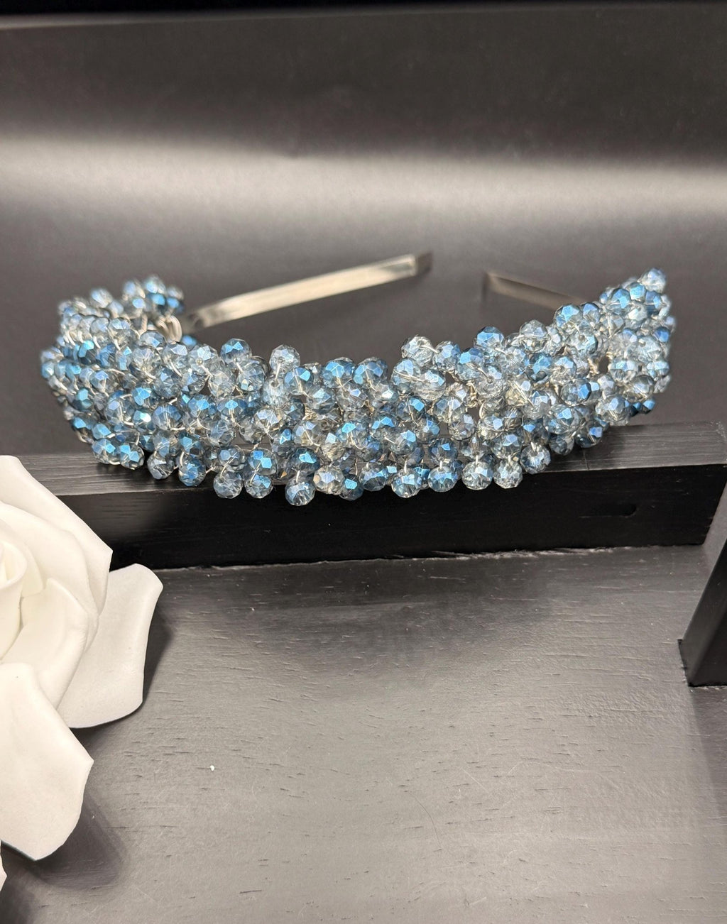 Handgefertigte Braut Tiara mit Eisblauen Kristallen – Zarter Hochzeit Haarreif - AVYRAA BRIDAL
