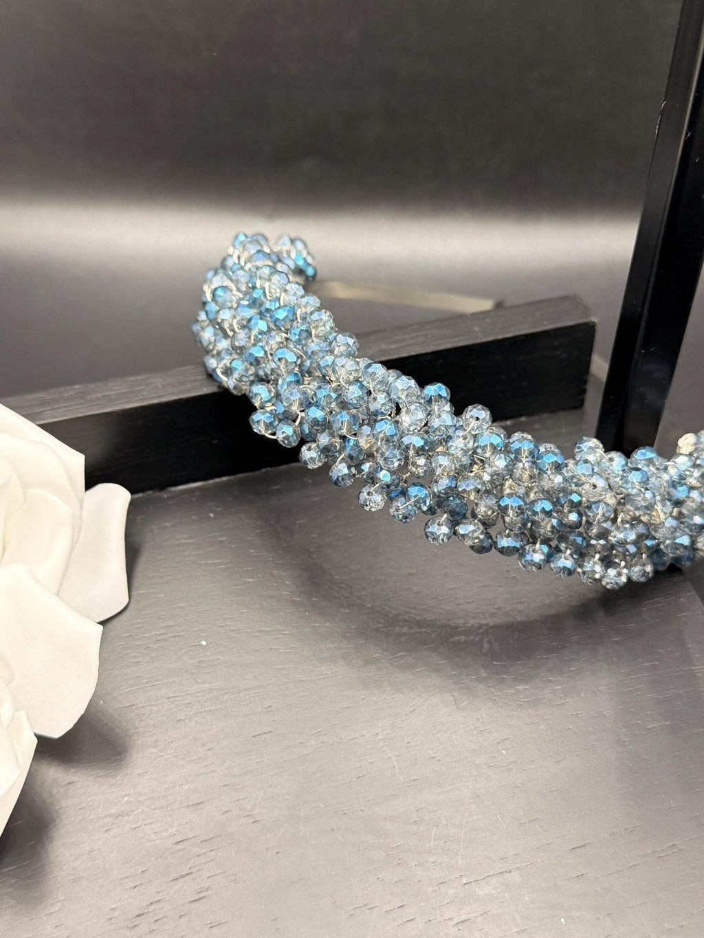 Handgefertigte Braut Tiara mit Eisblauen Kristallen – Zarter Hochzeit Haarreif - AVYRAA BRIDAL