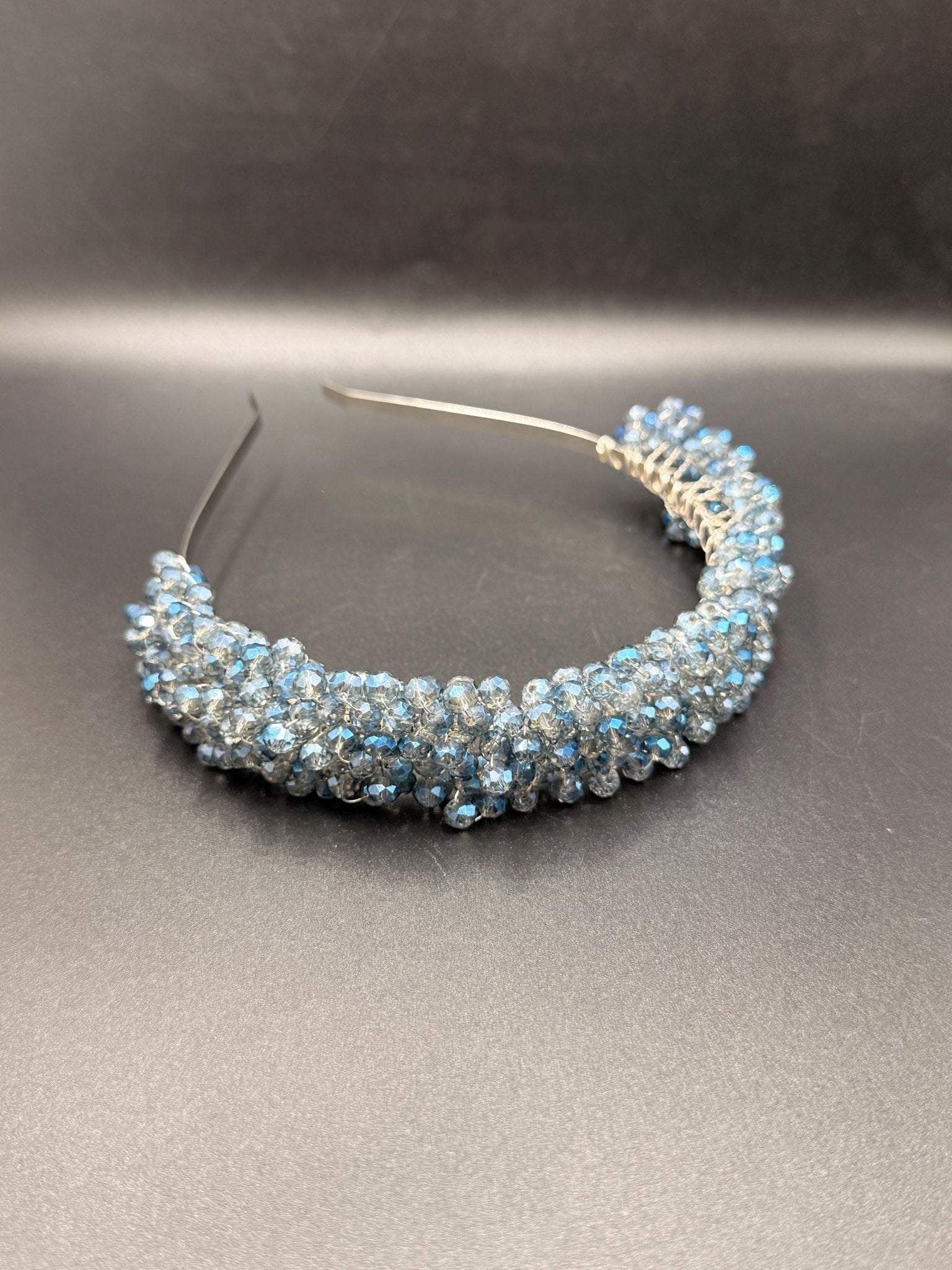 Handgefertigte Braut Tiara mit Eisblauen Kristallen – Zarter Hochzeit Haarreif - AVYRAA BRIDAL