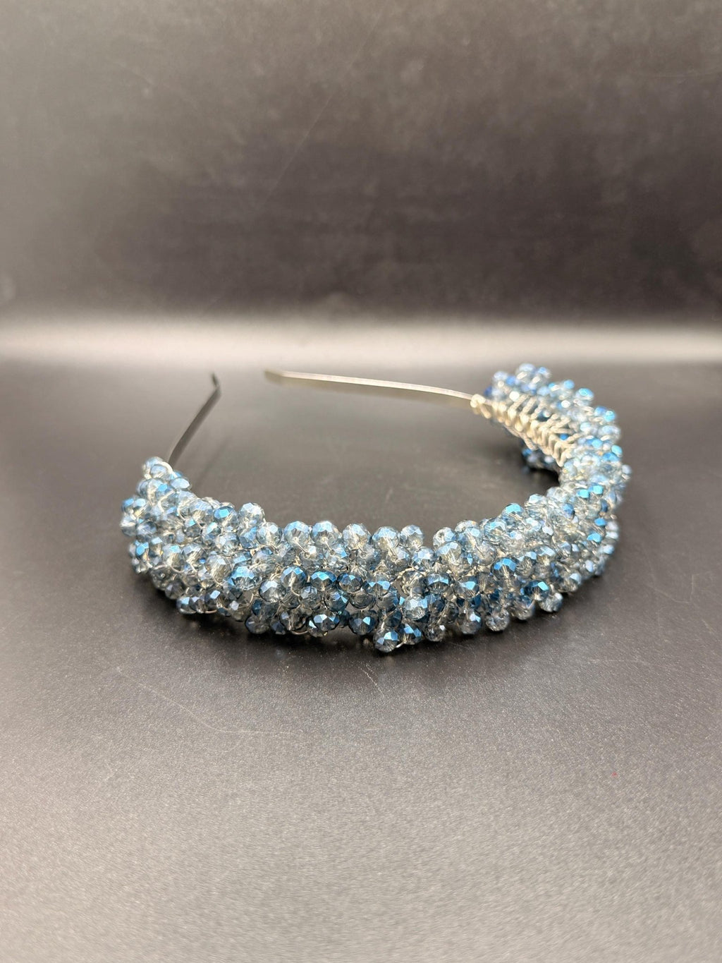 Handgefertigte Braut Tiara mit Eisblauen Kristallen – Zarter Hochzeit Haarreif - AVYRAA BRIDAL