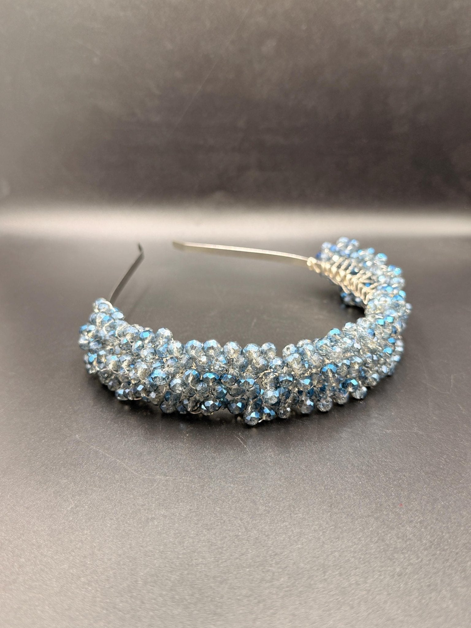 Handgefertigte Braut Tiara mit Eisblauen Kristallen – Zarter Hochzeit Haarreif - AVYRAA BRIDAL