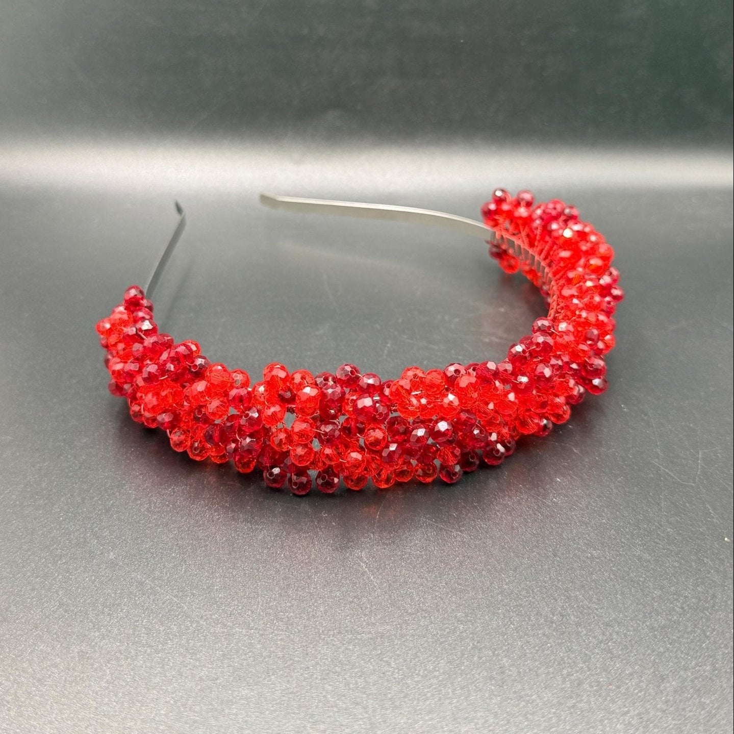 Handgefertigte Brautkrone aus roten Kristallen – luxuriöses Hochzeitsdiadem in Rubinrot & Dunkelrot, elegantes Bridal Headpiece - AVYRAA BRIDAL