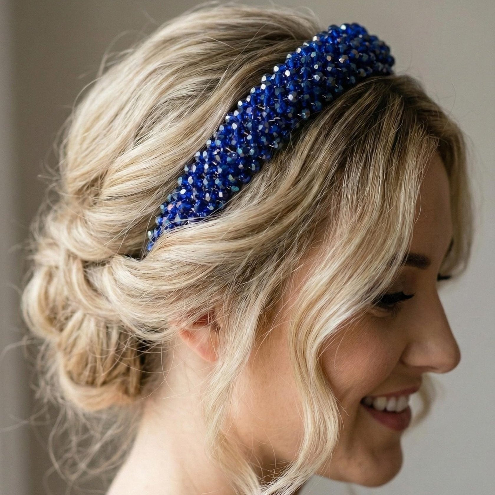 Handgefertigte Brautkrone in Royalblau – luxuriöses Hochzeitsdiadem mit schimmernden Kristallen in Irisierendem Blau - AVYRAA BRIDAL