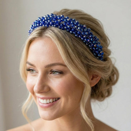 Handgefertigte Brautkrone in Royalblau – luxuriöses Hochzeitsdiadem mit schimmernden Kristallen in Irisierendem Blau - AVYRAA BRIDAL