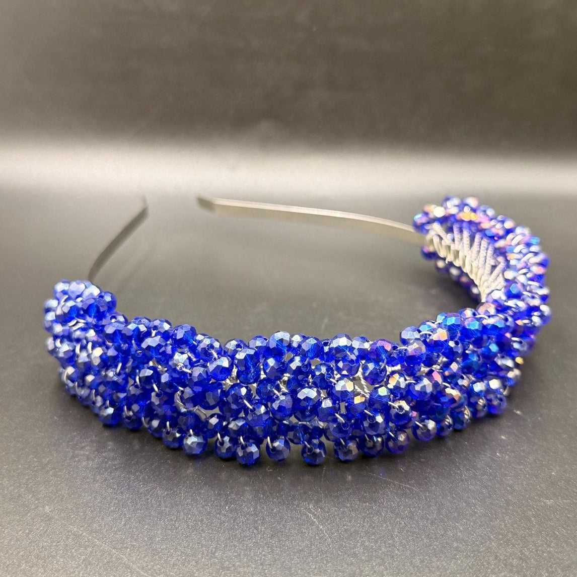 Handgefertigte Brautkrone in Royalblau – luxuriöses Hochzeitsdiadem mit schimmernden Kristallen in Irisierendem Blau - AVYRAA BRIDAL