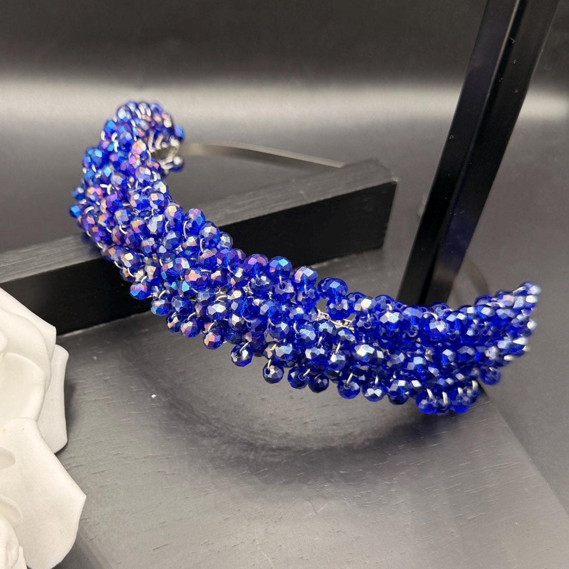 Handgefertigte Brautkrone in Royalblau – luxuriöses Hochzeitsdiadem mit schimmernden Kristallen in Irisierendem Blau - AVYRAA BRIDAL
