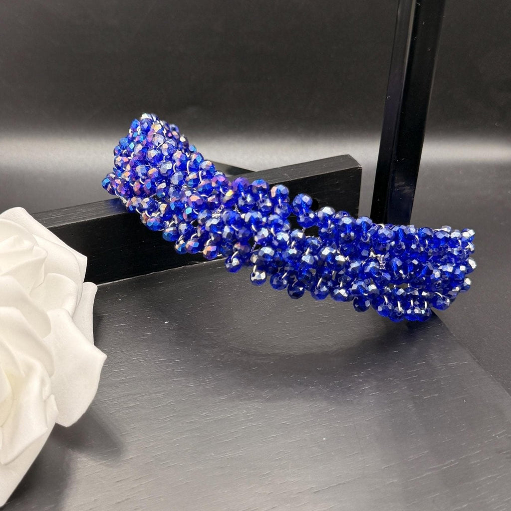 Handgefertigte Brautkrone in Royalblau – luxuriöses Hochzeitsdiadem mit schimmernden Kristallen in Irisierendem Blau - AVYRAA BRIDAL