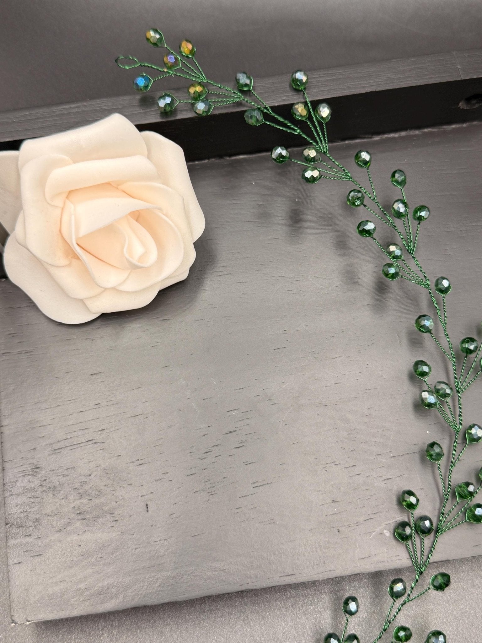 Handgefertigte grüne Kristall Haarrebe – Braut Haarschmuck mit grünen Kristallen, flexibel, romantisch, natürlicher Hochzeitsaccessoire - AVYRAA BRIDAL