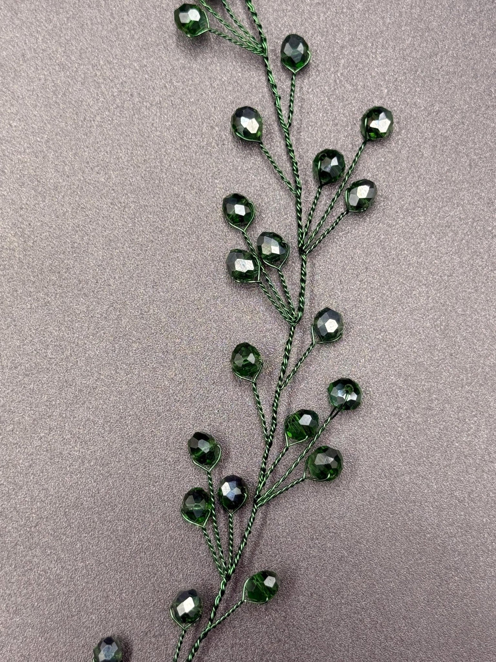 Handgefertigte grüne Kristall Haarrebe – Braut Haarschmuck mit grünen Kristallen, flexibel, romantisch, natürlicher Hochzeitsaccessoire - AVYRAA BRIDAL