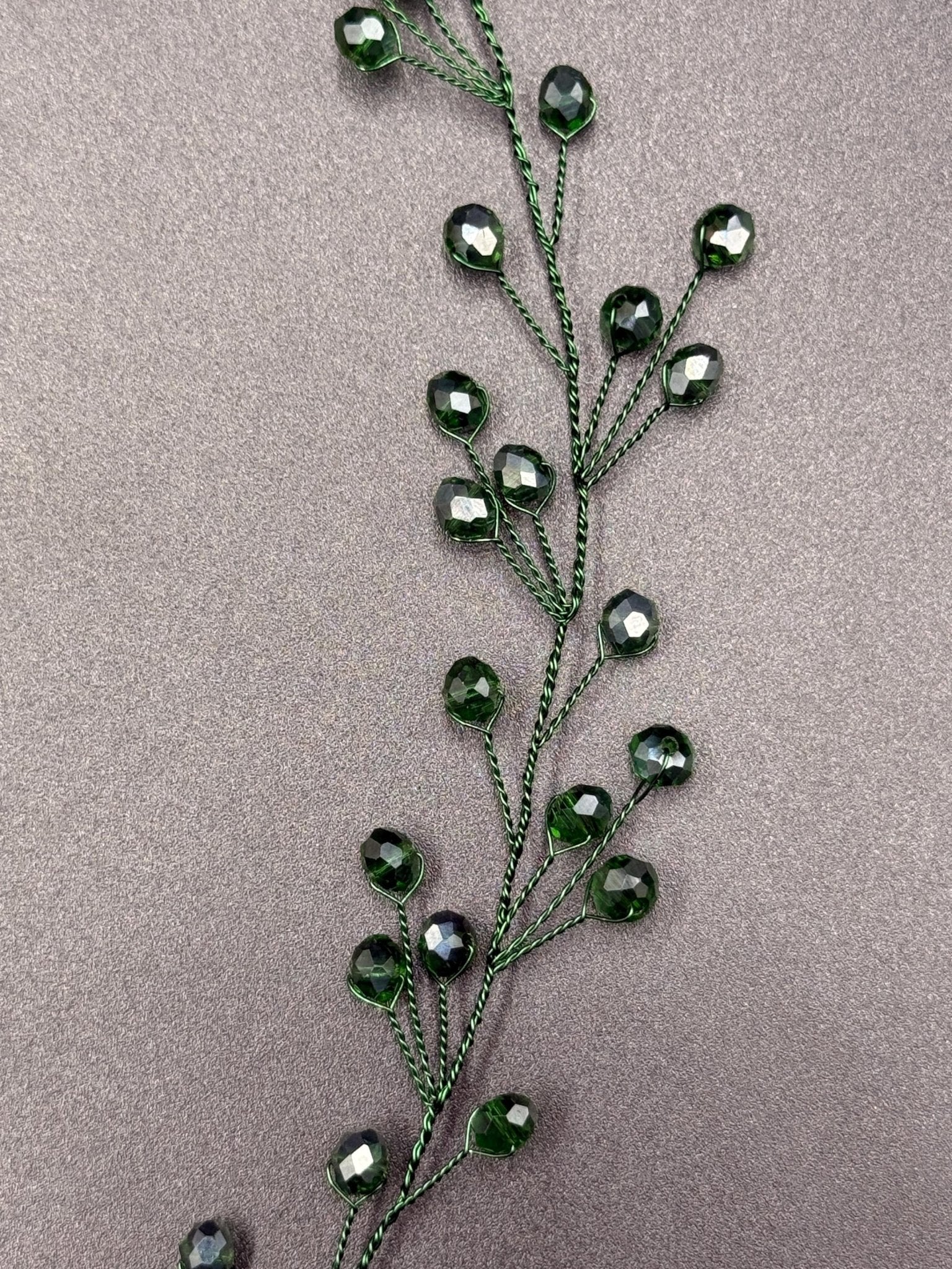 Handgefertigte grüne Kristall Haarrebe – Braut Haarschmuck mit grünen Kristallen, flexibel, romantisch, natürlicher Hochzeitsaccessoire - AVYRAA BRIDAL