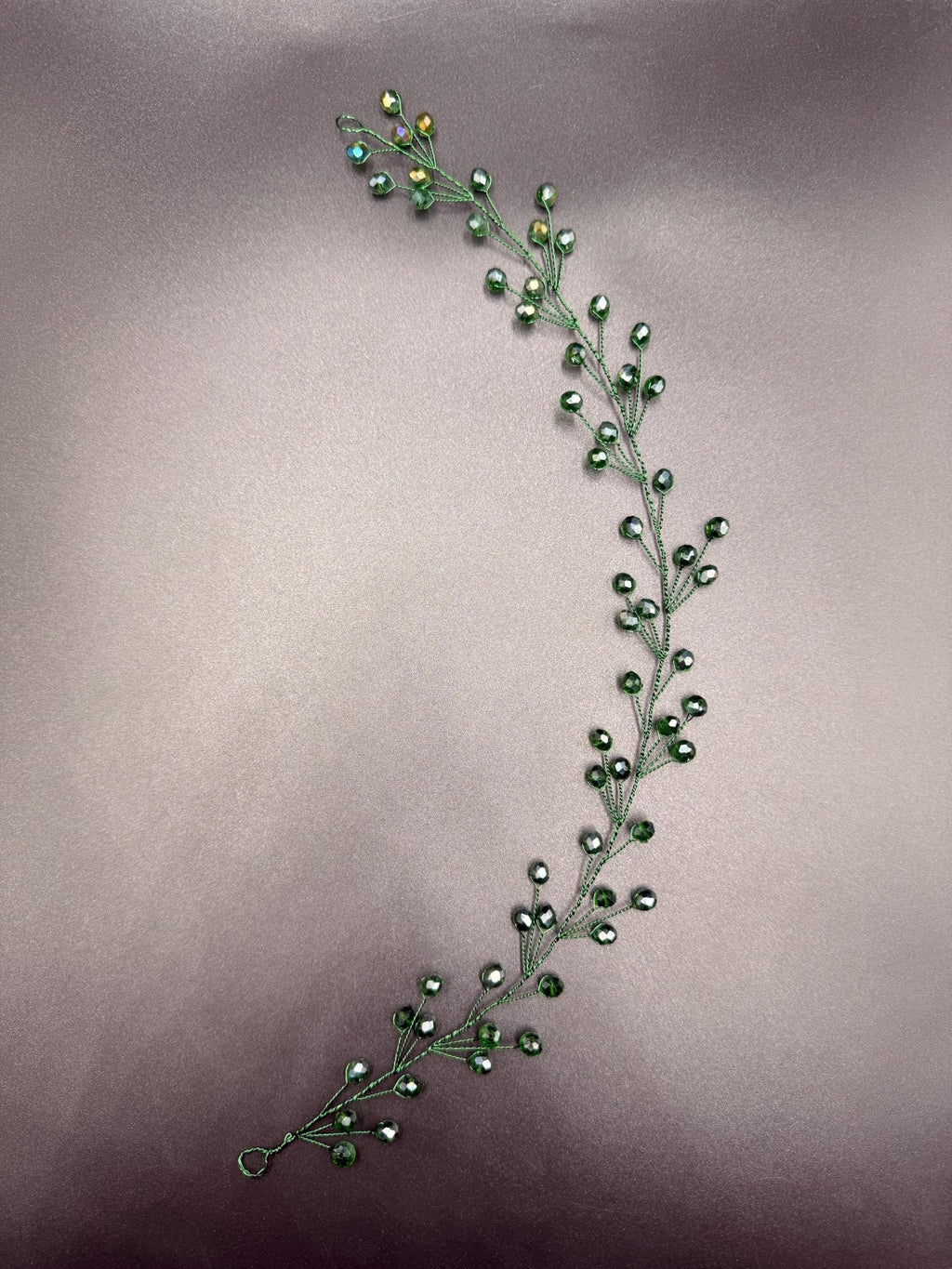 Handgefertigte grüne Kristall Haarrebe – Braut Haarschmuck mit grünen Kristallen, flexibel, romantisch, natürlicher Hochzeitsaccessoire - AVYRAA BRIDAL