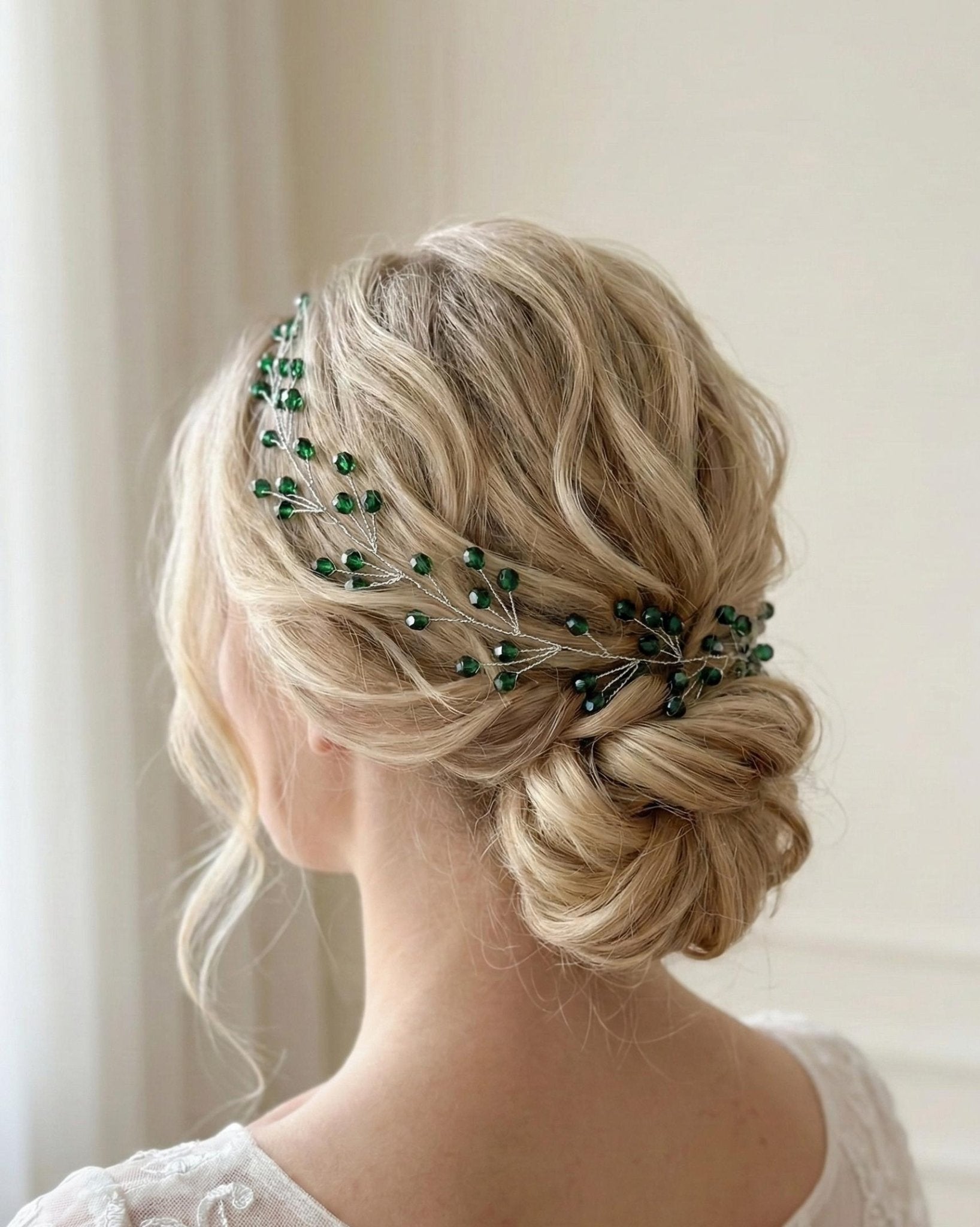 Handgefertigte grüne Kristall Haarrebe – Braut Haarschmuck mit grünen Kristallen, flexibel, romantisch, natürlicher Hochzeitsaccessoire - AVYRAA BRIDAL