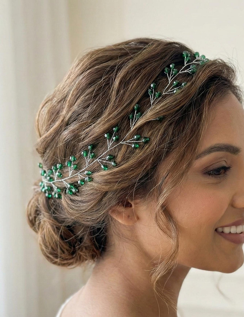 Handgefertigte grüne Kristall Haarrebe – Braut Haarschmuck mit grünen Kristallen, flexibel, romantisch, natürlicher Hochzeitsaccessoire - AVYRAA BRIDAL