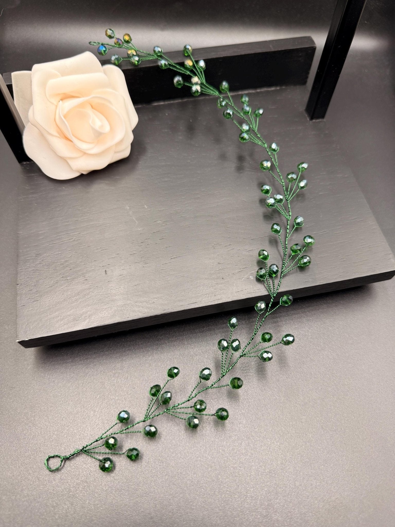 Handgefertigte grüne Kristall Haarrebe – Braut Haarschmuck mit grünen Kristallen, flexibel, romantisch, natürlicher Hochzeitsaccessoire - AVYRAA BRIDAL