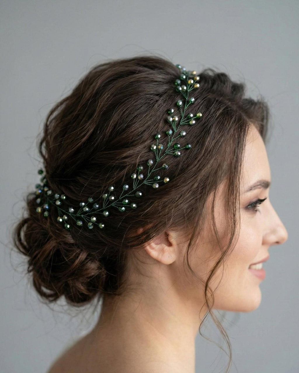 Handgefertigte grüne Kristall Haarrebe – Braut Haarschmuck mit grünen Kristallen, flexibel, romantisch, natürlicher Hochzeitsaccessoire - AVYRAA BRIDAL