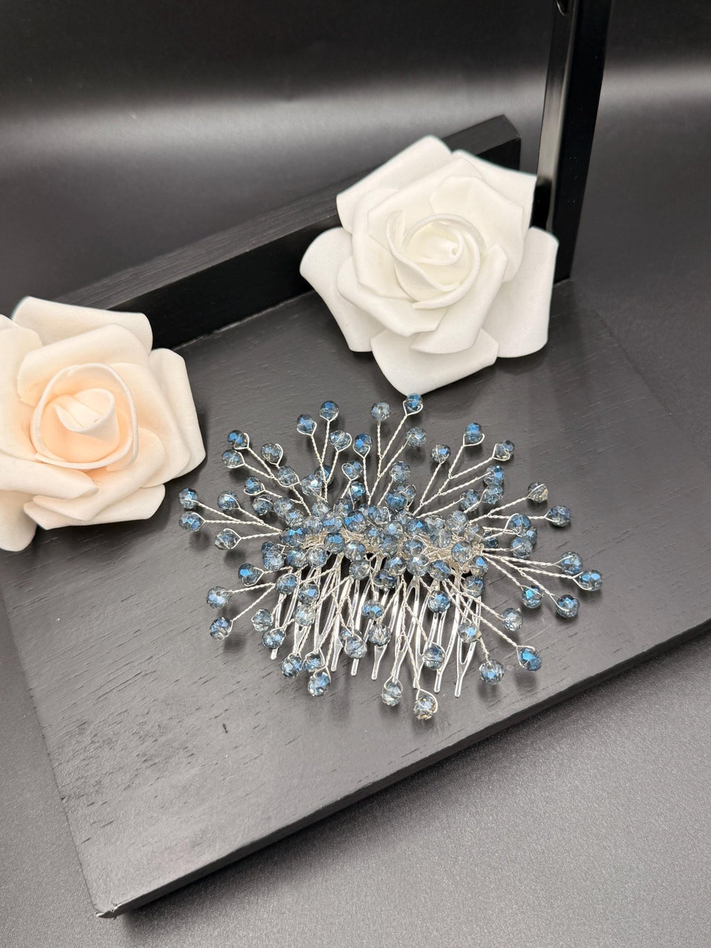 Handgefertigter Braut Haarkamm aus Kristall mit filigranem Design - AVYRAA BRIDAL