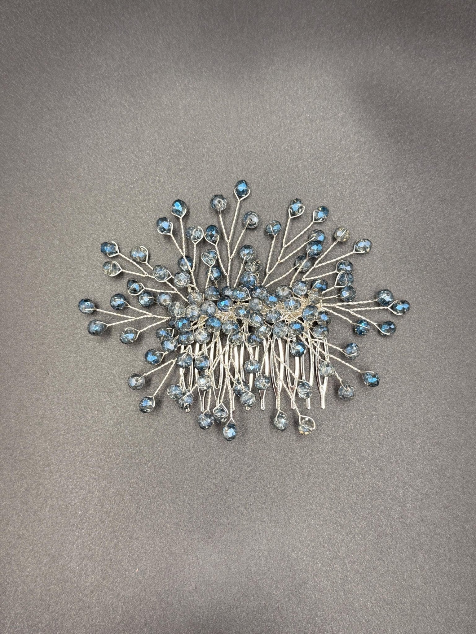 Handgefertigter Braut Haarkamm aus Kristall mit filigranem Design - AVYRAA BRIDAL