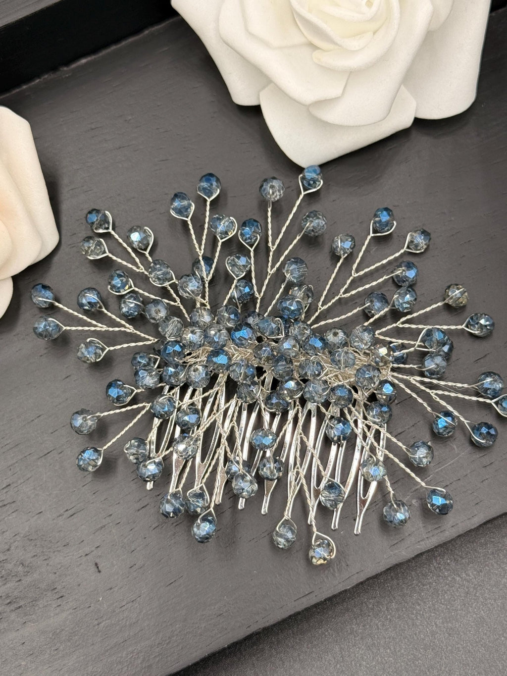 Handgefertigter Braut Haarkamm aus Kristall mit filigranem Design - AVYRAA BRIDAL