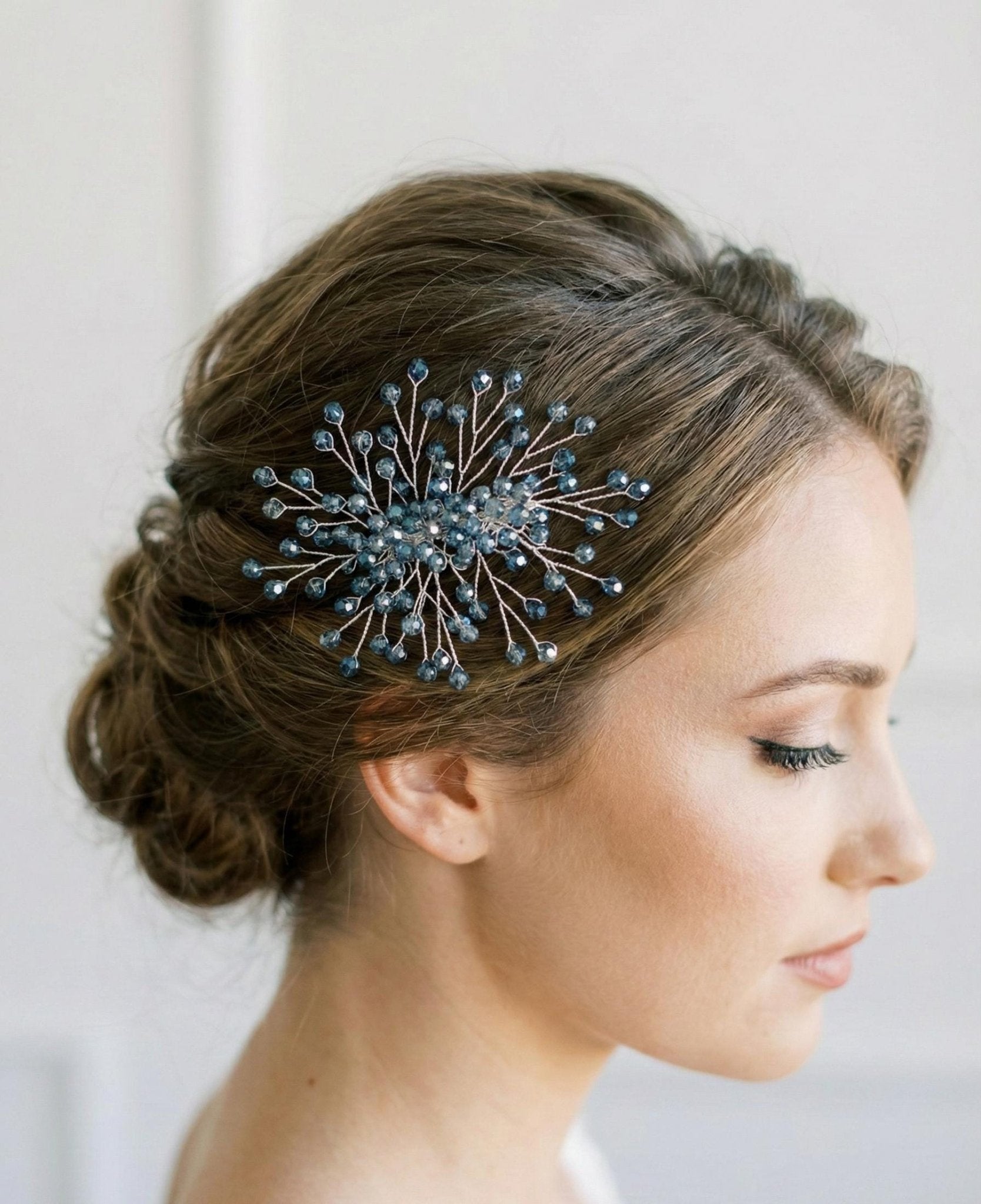 Handgefertigter Braut Haarkamm aus Kristall mit filigranem Design - AVYRAA BRIDAL