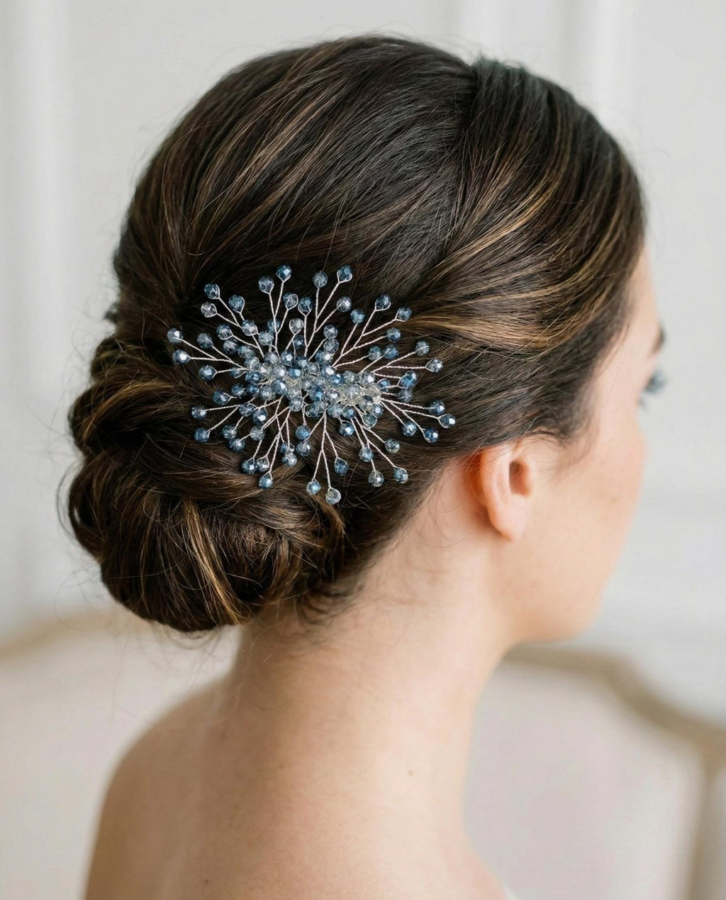 Handgefertigter Braut Haarkamm aus Kristall mit filigranem Design - AVYRAA BRIDAL